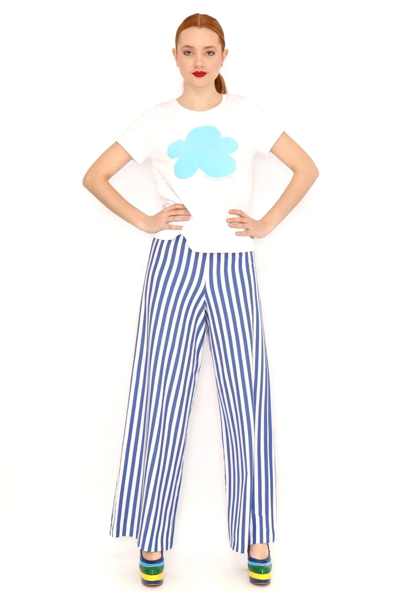 Camiseta blanca de manga corta con cuello redondo y gran nube azul en el centro