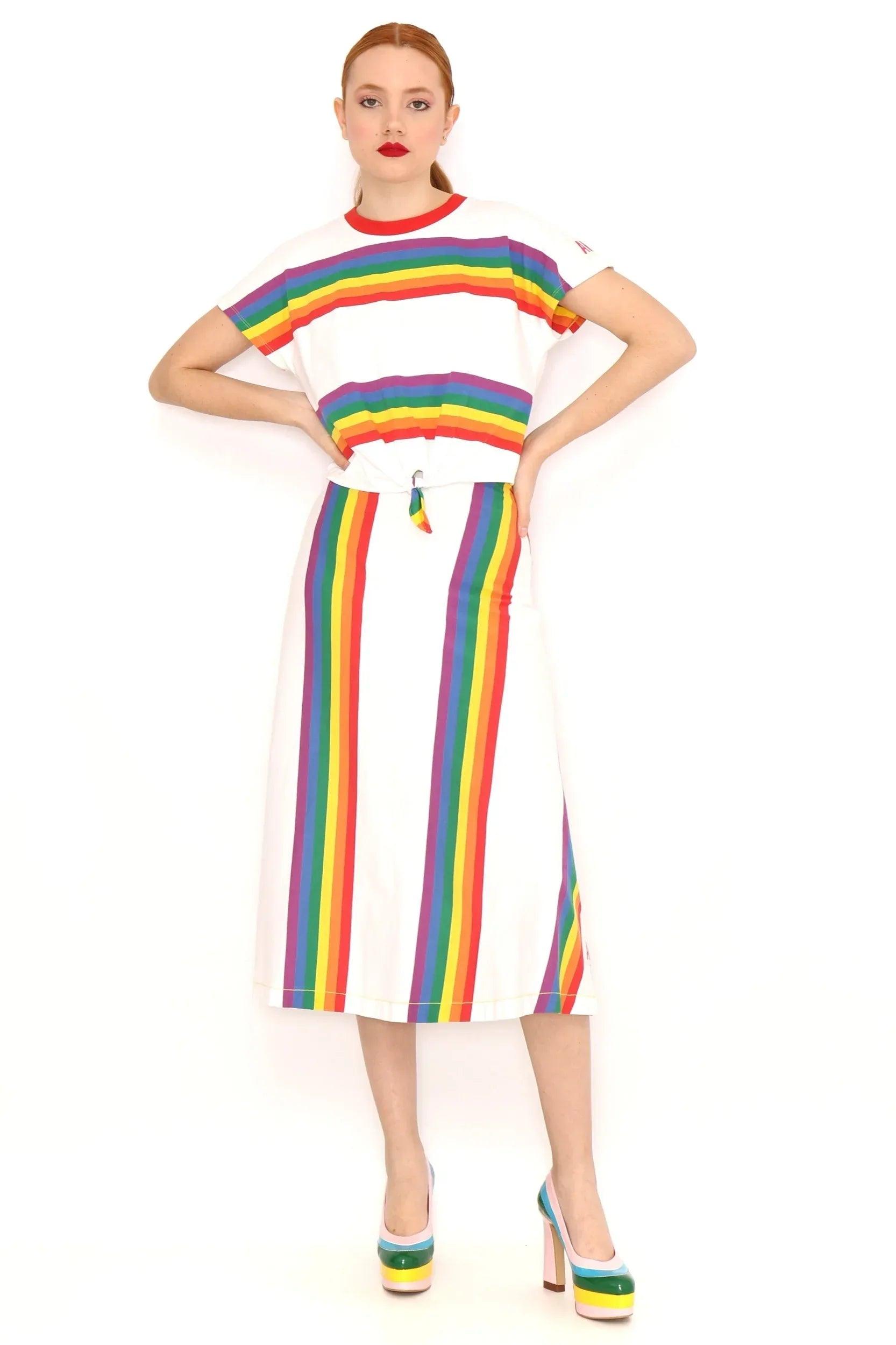 Camiseta a rayas multicolor con cuello redondo y falda a juego, lazo en la cintura.