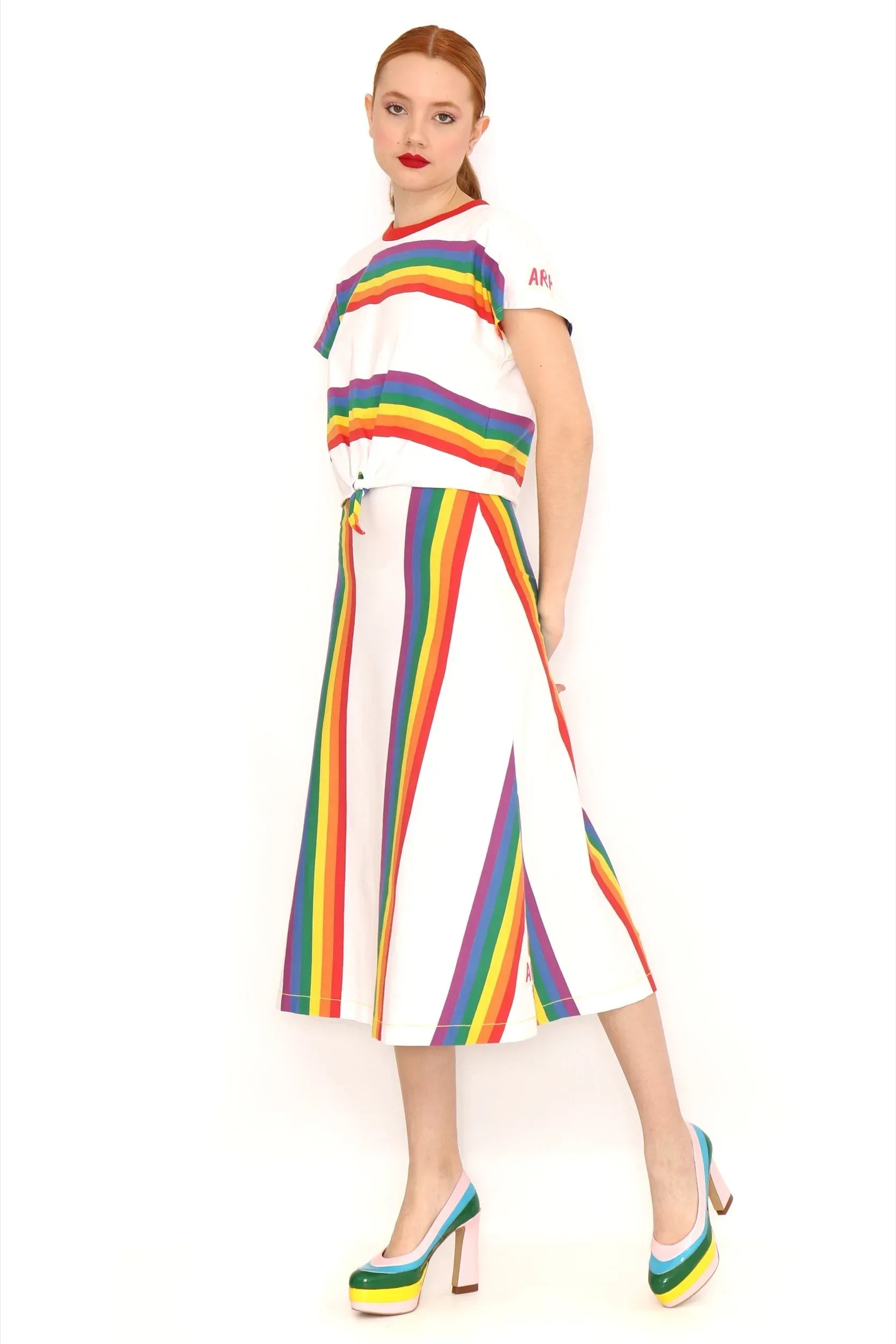 Camiseta a rayas multicolor con cuello redondo y falda larga a juego con lazo.