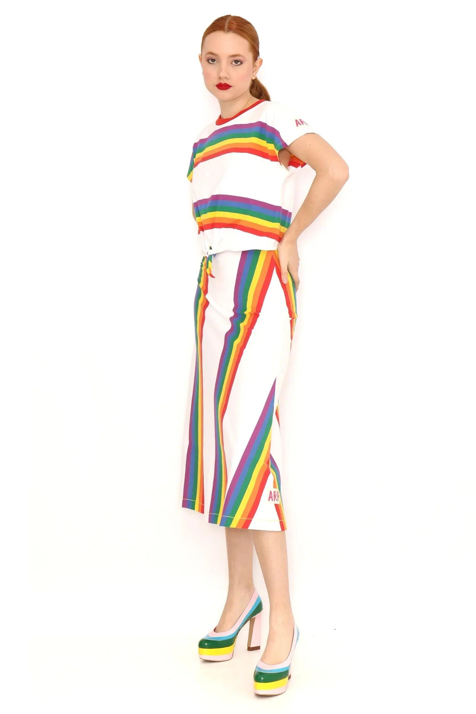 Camiseta a rayas multicolor y falda a juego, tiro alto con lazo en la cintura.