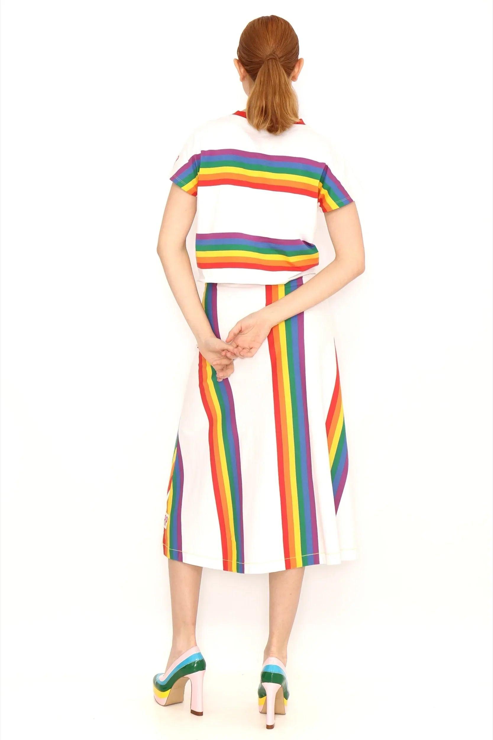 Camiseta a rayas multicolor y falda a juego, vista trasera con lazo en la cintura.