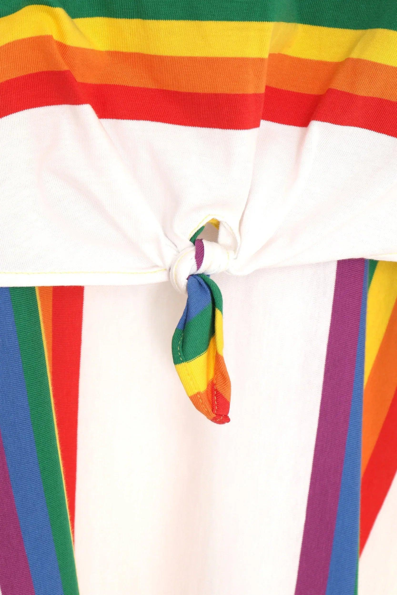 Camiseta a rayas multicolor: nudo decorativo en la cintura con cintas de colores.