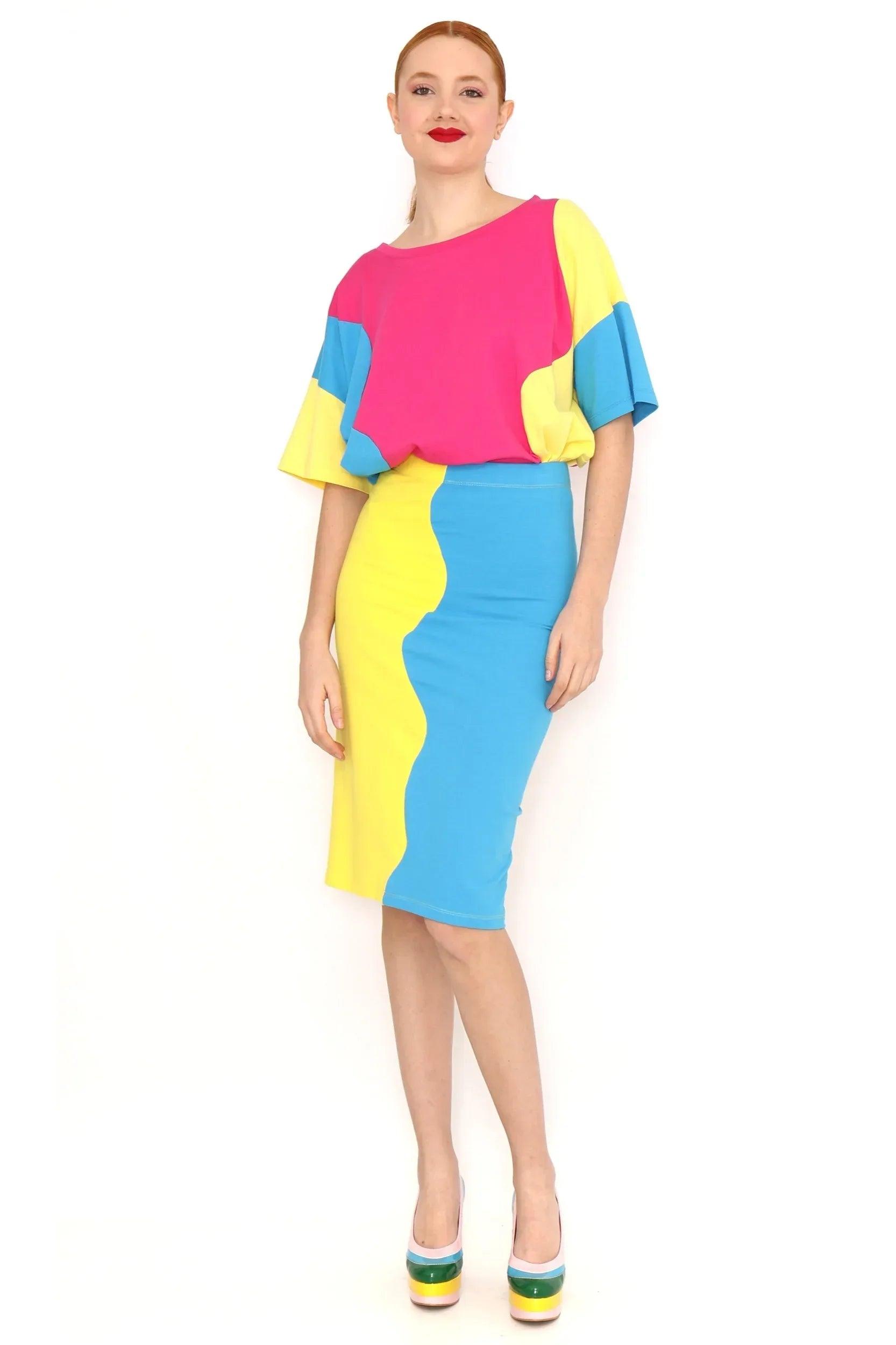 Falda lápiz azul y amarilla con ondas laterales y diseño entallado a la rodilla