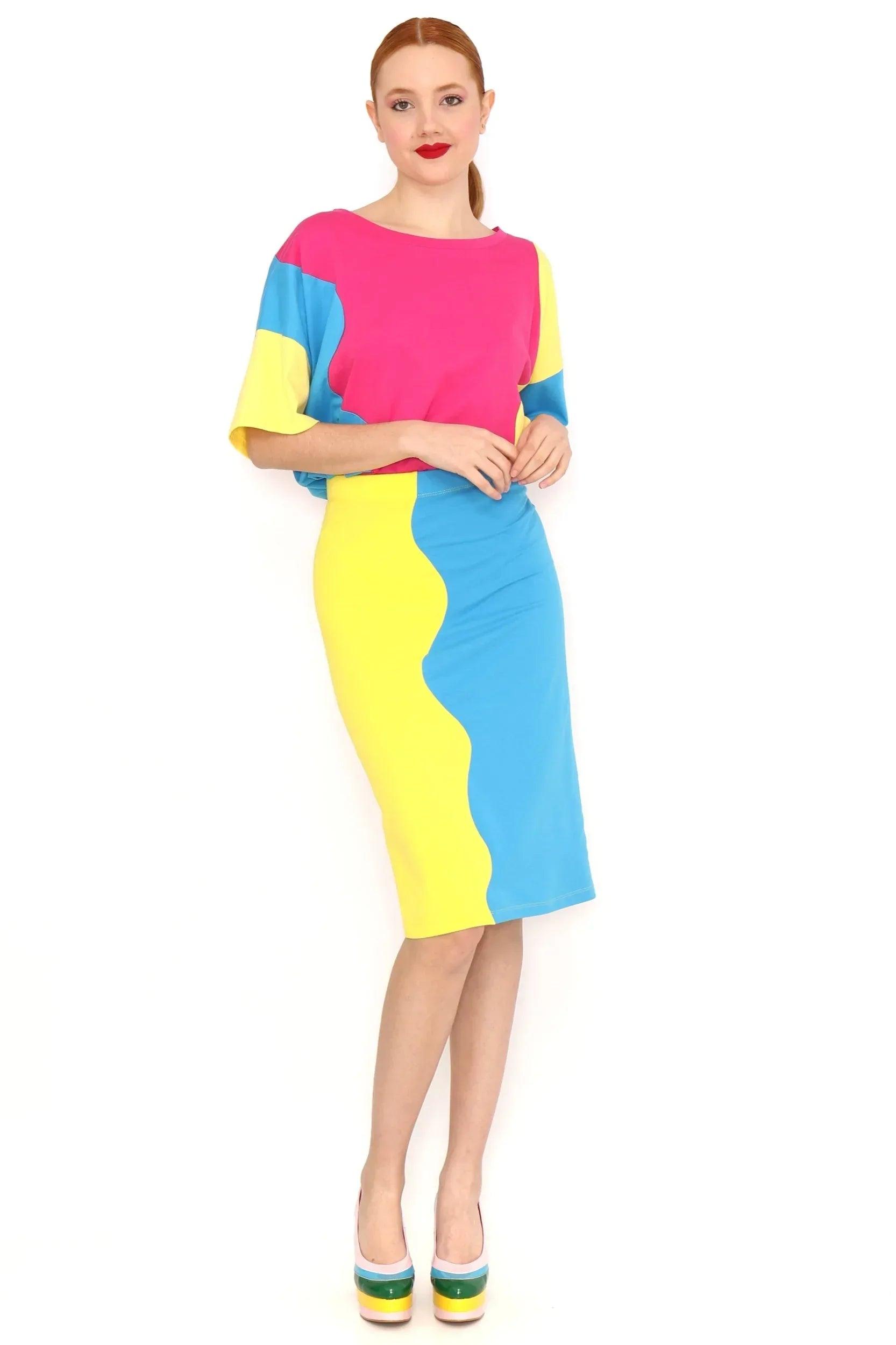 Falda lápiz bicolor con paneles ondulados amarillo y azul, largo a media rodilla