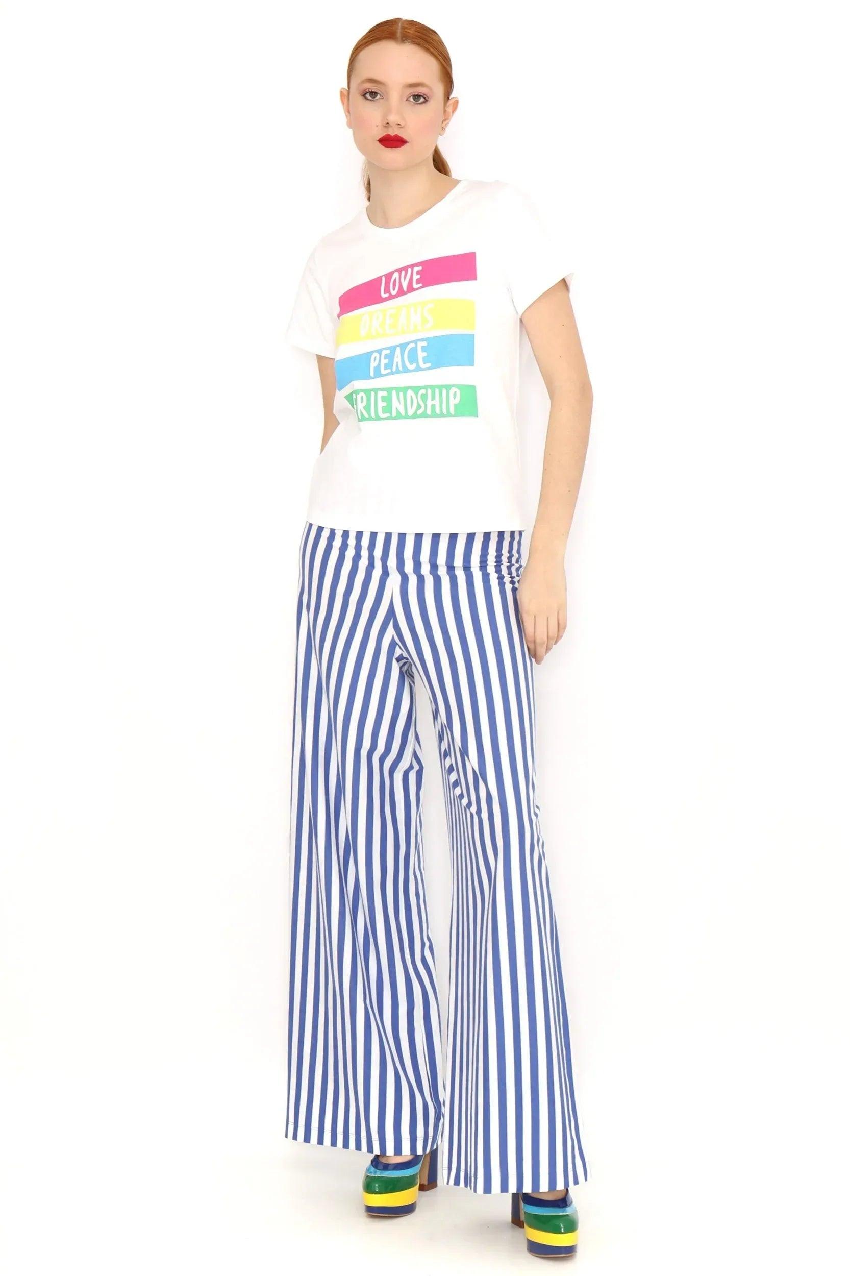 Camiseta blanca con gráfico de franjas multicolor y texto LOVE, DREAMS, PEACE