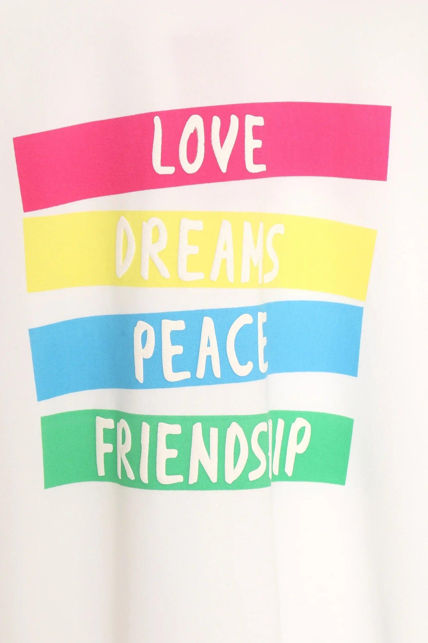 Camiseta blanca con franjas rosa, amarilla, azul y verde con el texto LOVE, DREAMS, PEACE FRIENDSHIP