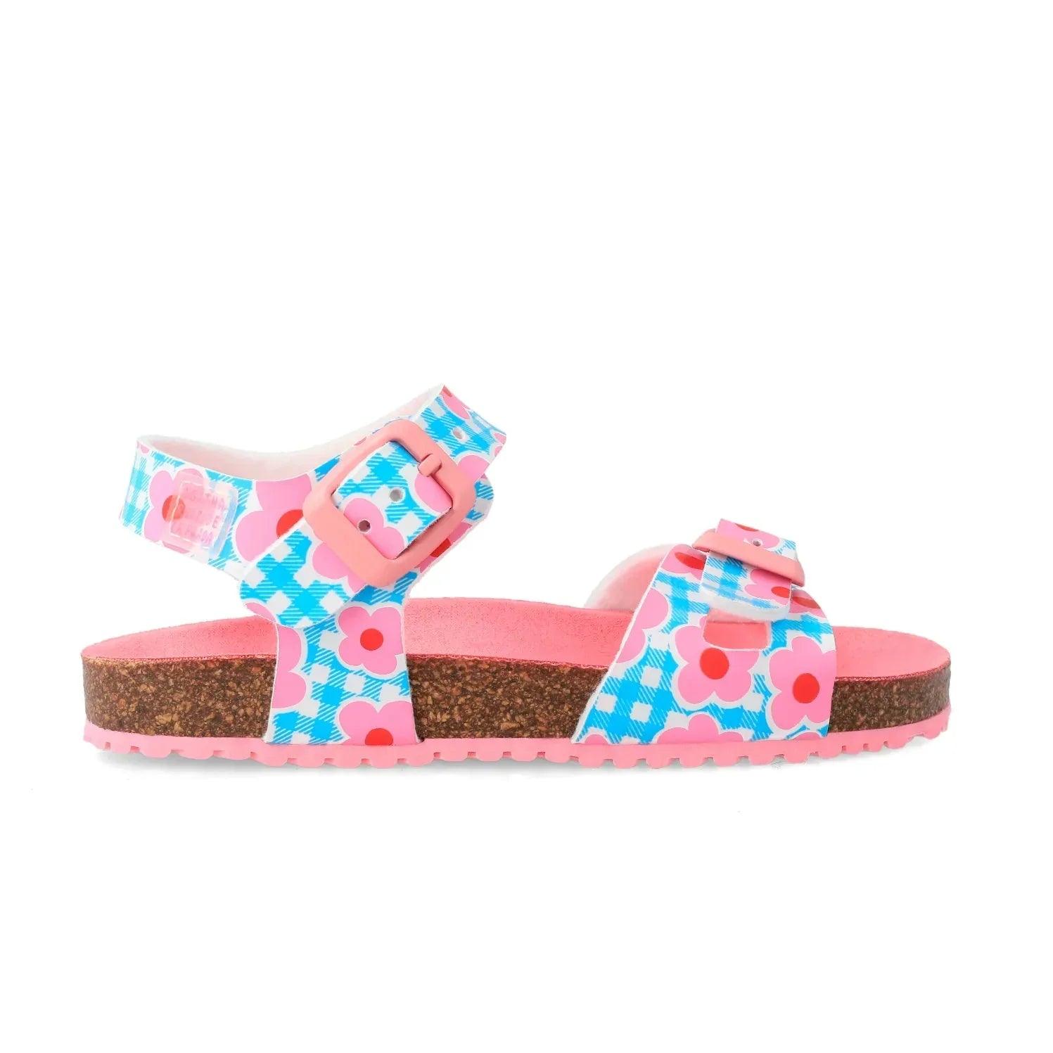 Sandalias bio de suela ancha con dos tiras cruzadas y flores rosas sobre fondo azul turquesa