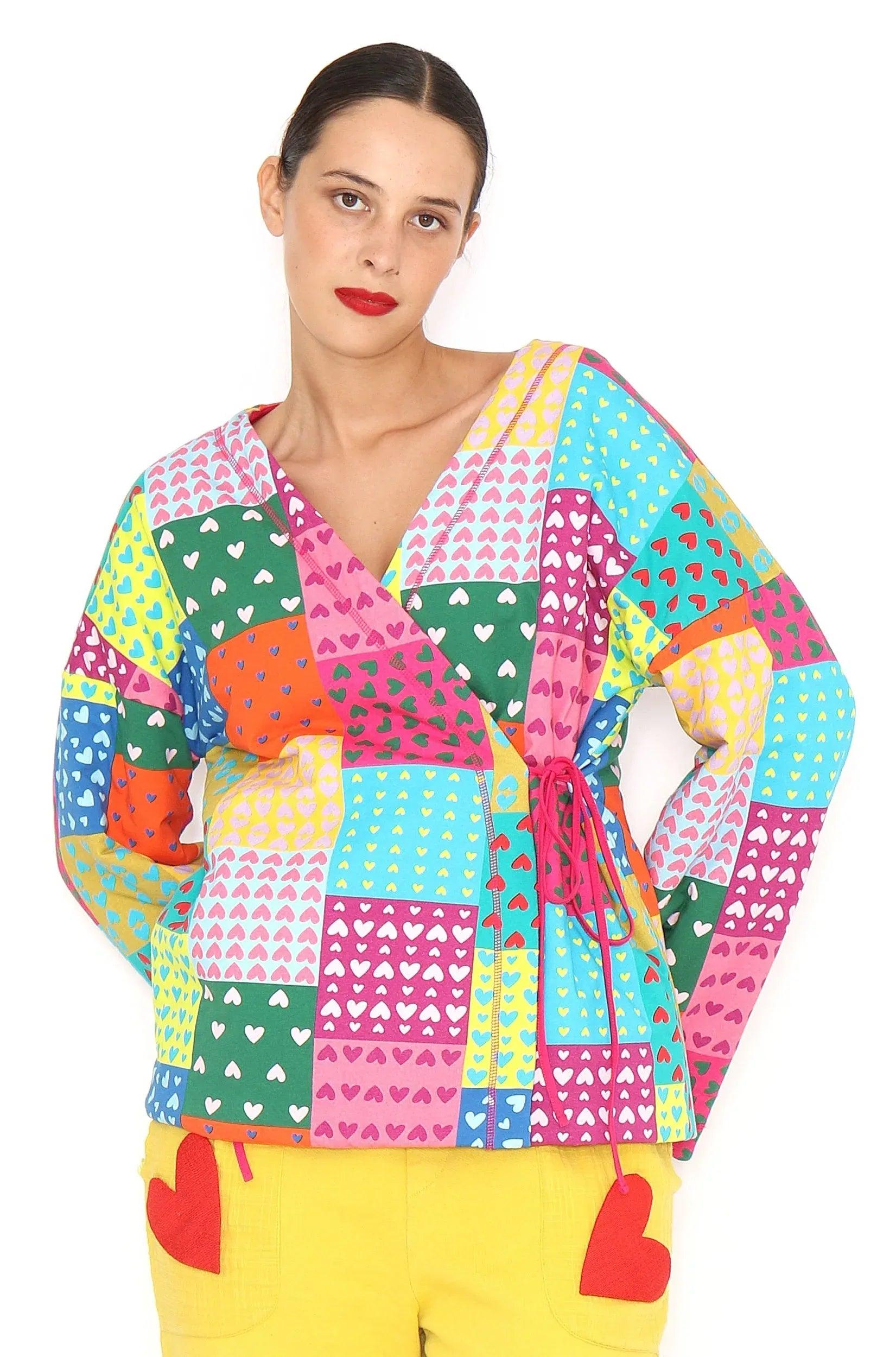 Kimono patchwork multicolor de manga larga, escote cruzado con cordones en la cintura.