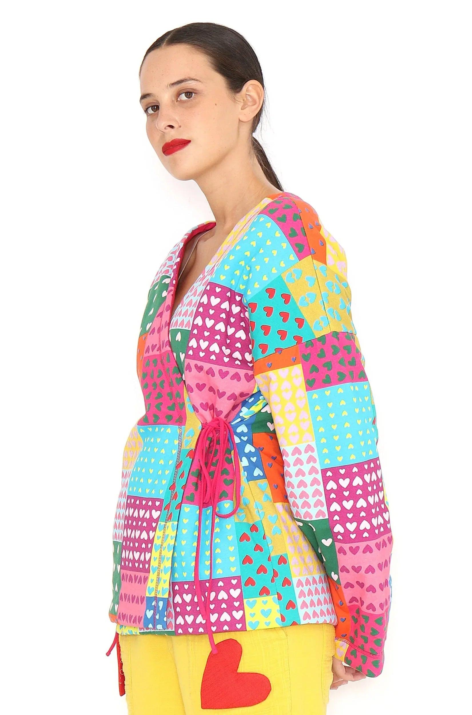 Kimono patchwork multicolor con escote en V cruzado y mangas largas, vista lateral.