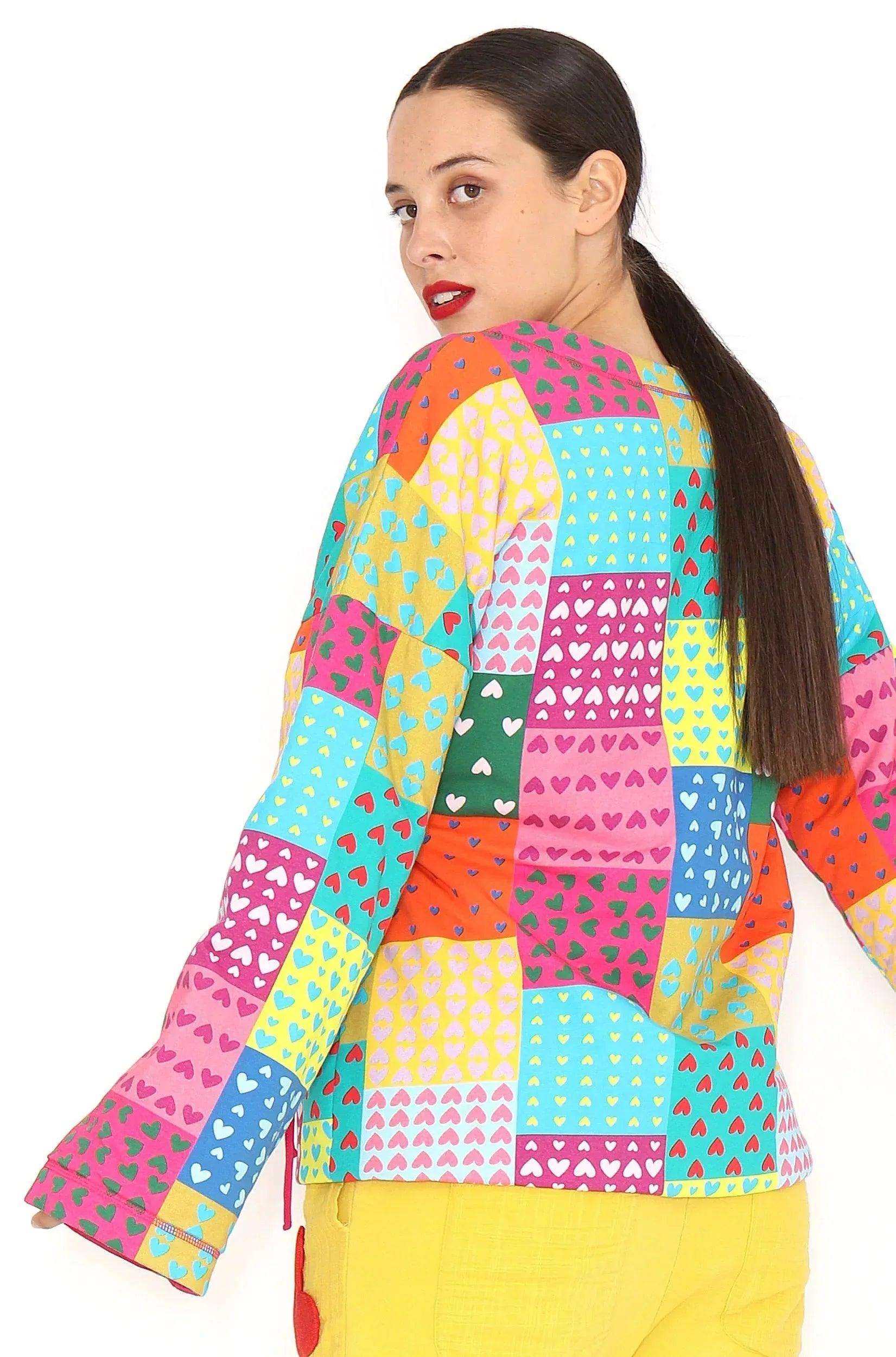 Kimono patchwork multicolor con patrón de corazones, mangas amplias y espalda completa.