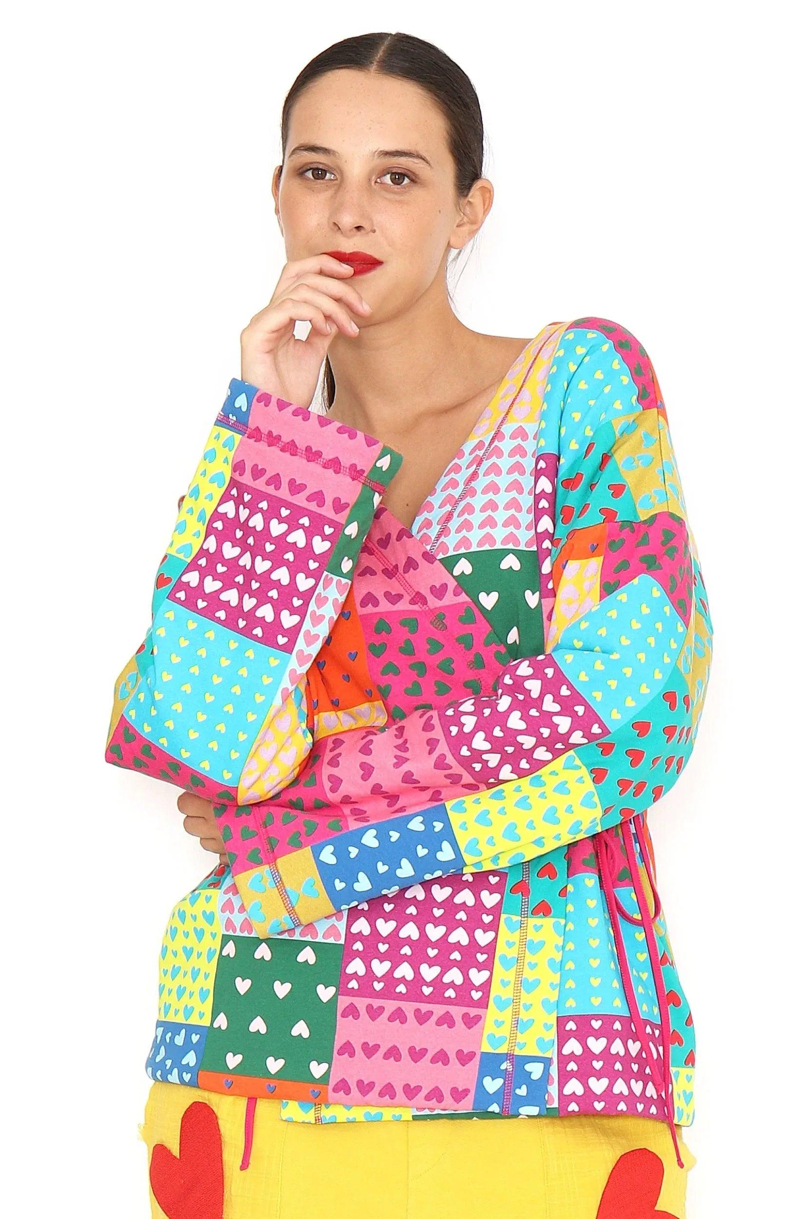 Kimono patchwork multicolor con mangas largas abullonadas y cordones fruncidos en el bajo.