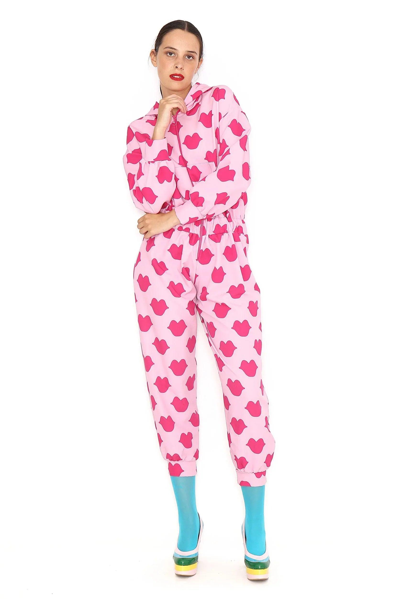 Mono con capucha estampado de corazones, vista frontal, pierna recta y tobillos ajustados.