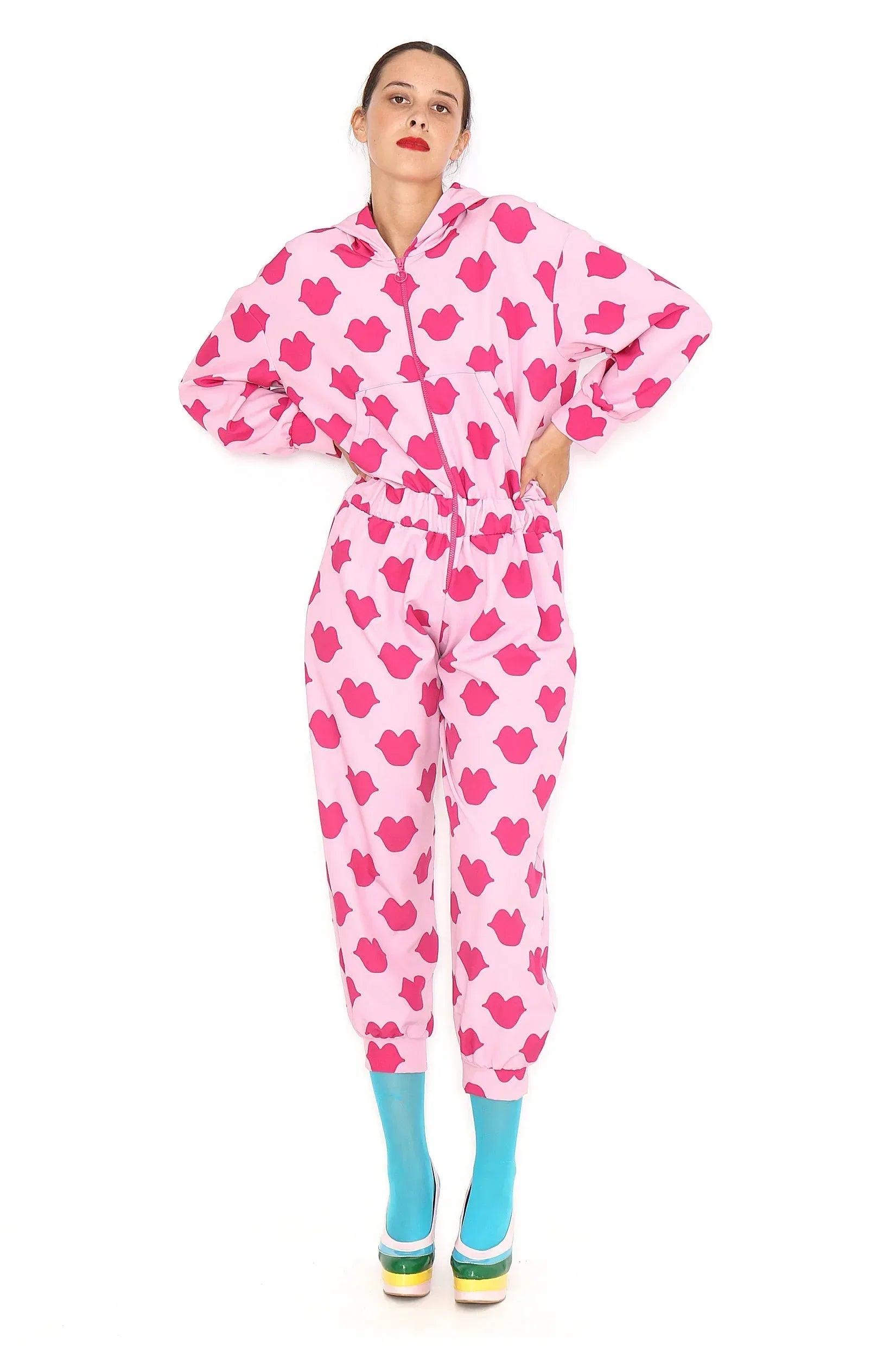 Mono con capucha estampado de corazones, vista 3/4 frontal con cinturón entallado.
