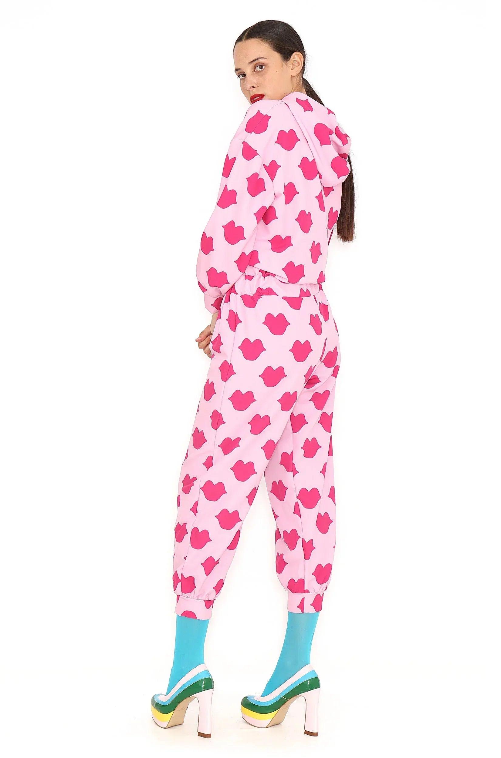Mono con capucha estampado de corazones, vista trasera y costuras laterales visibles.