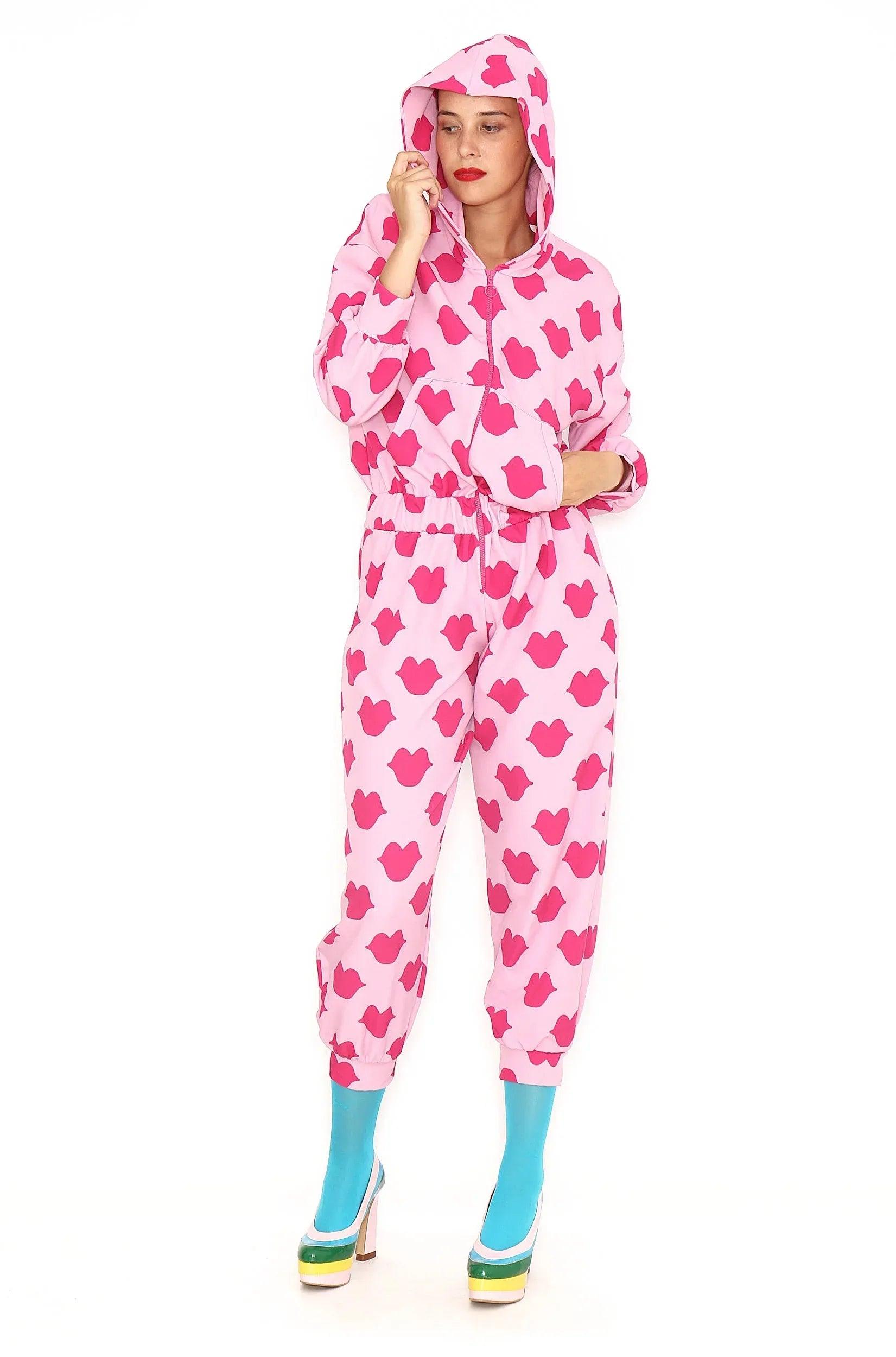 Mono con capucha estampado de corazones, cremallera frontal y bolsillos laterales.