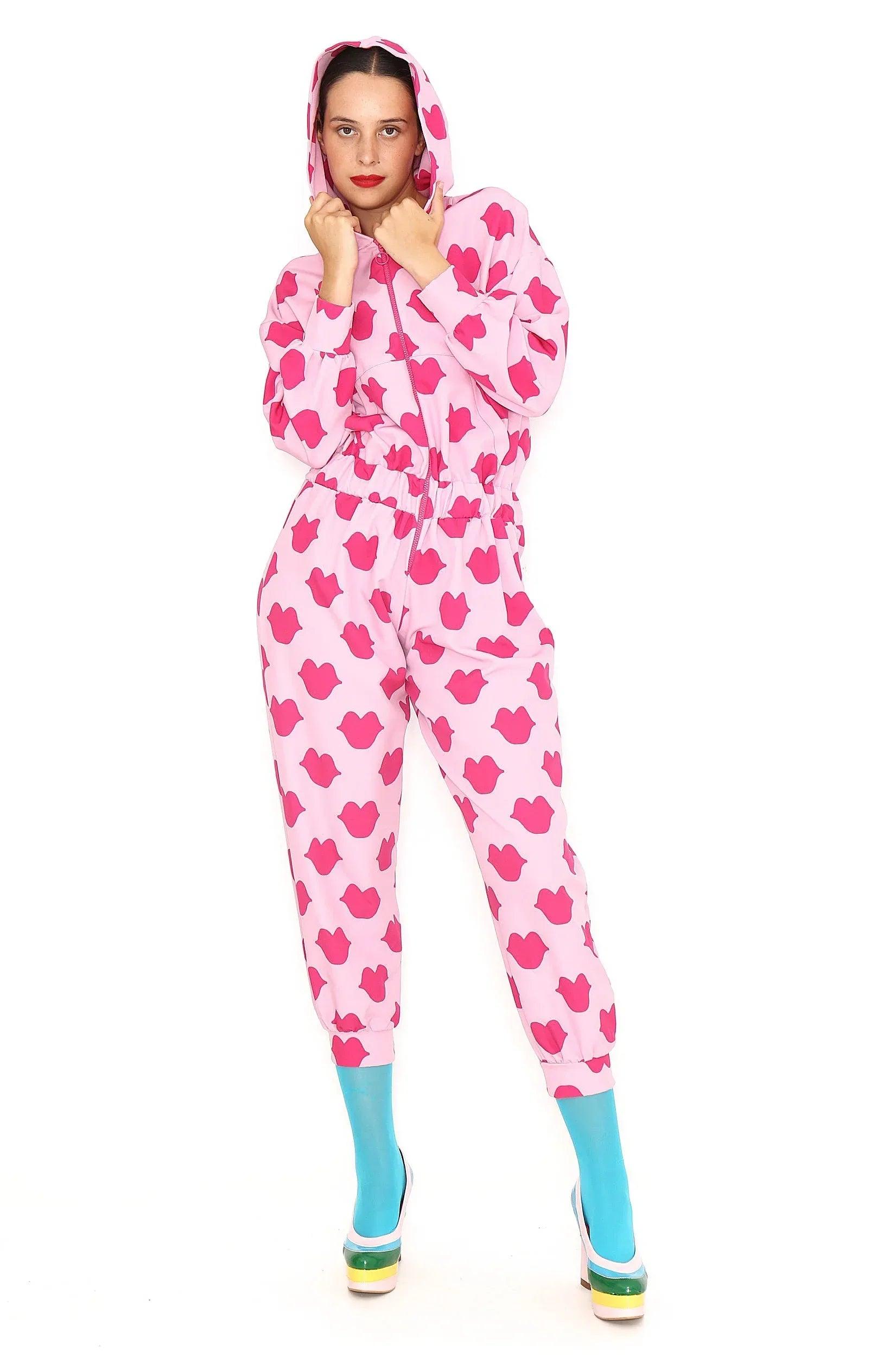 Mono con capucha estampado de corazones, vista frontal de cuerpo completo y pierna entallada.