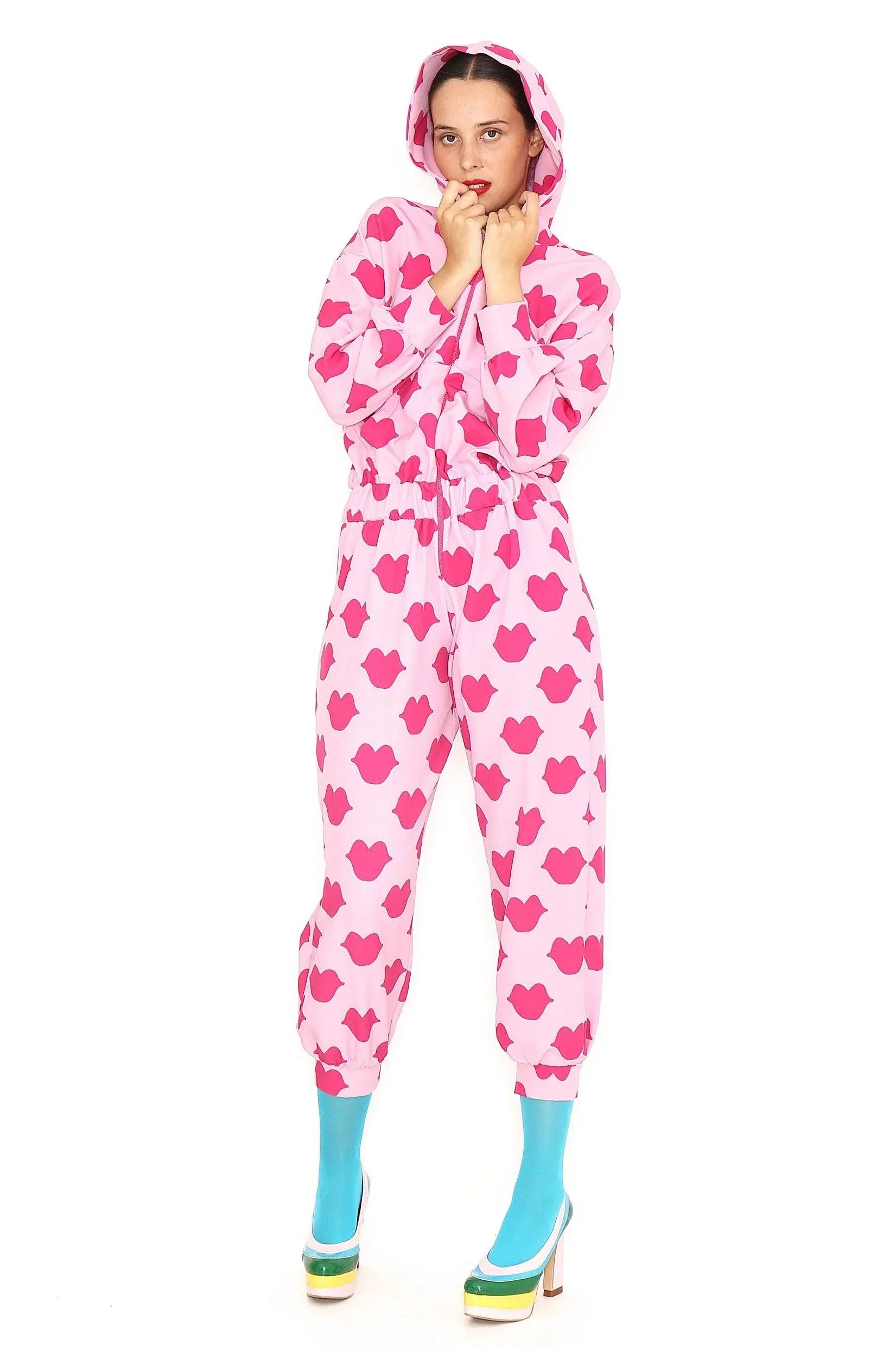 Mono con capucha estampado de corazones, vista frontal con manga larga y cierre central.