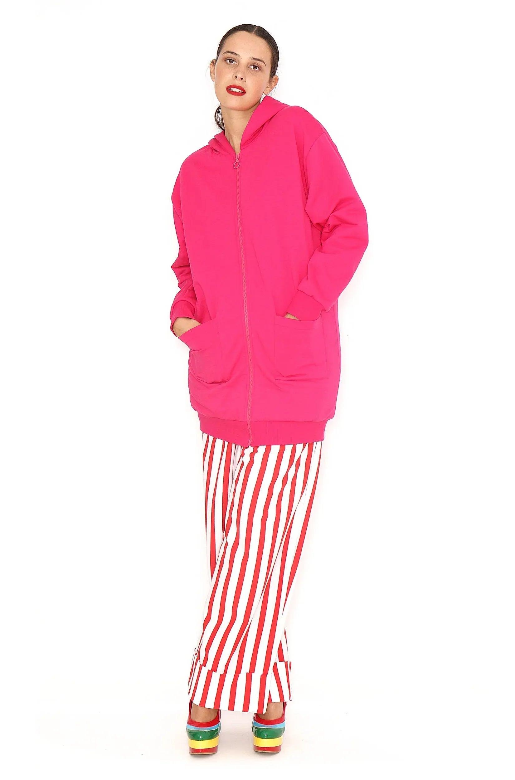 Chaqueta larga fucsia con capucha y cierre frontal, dobladillo recto y bolsillos.