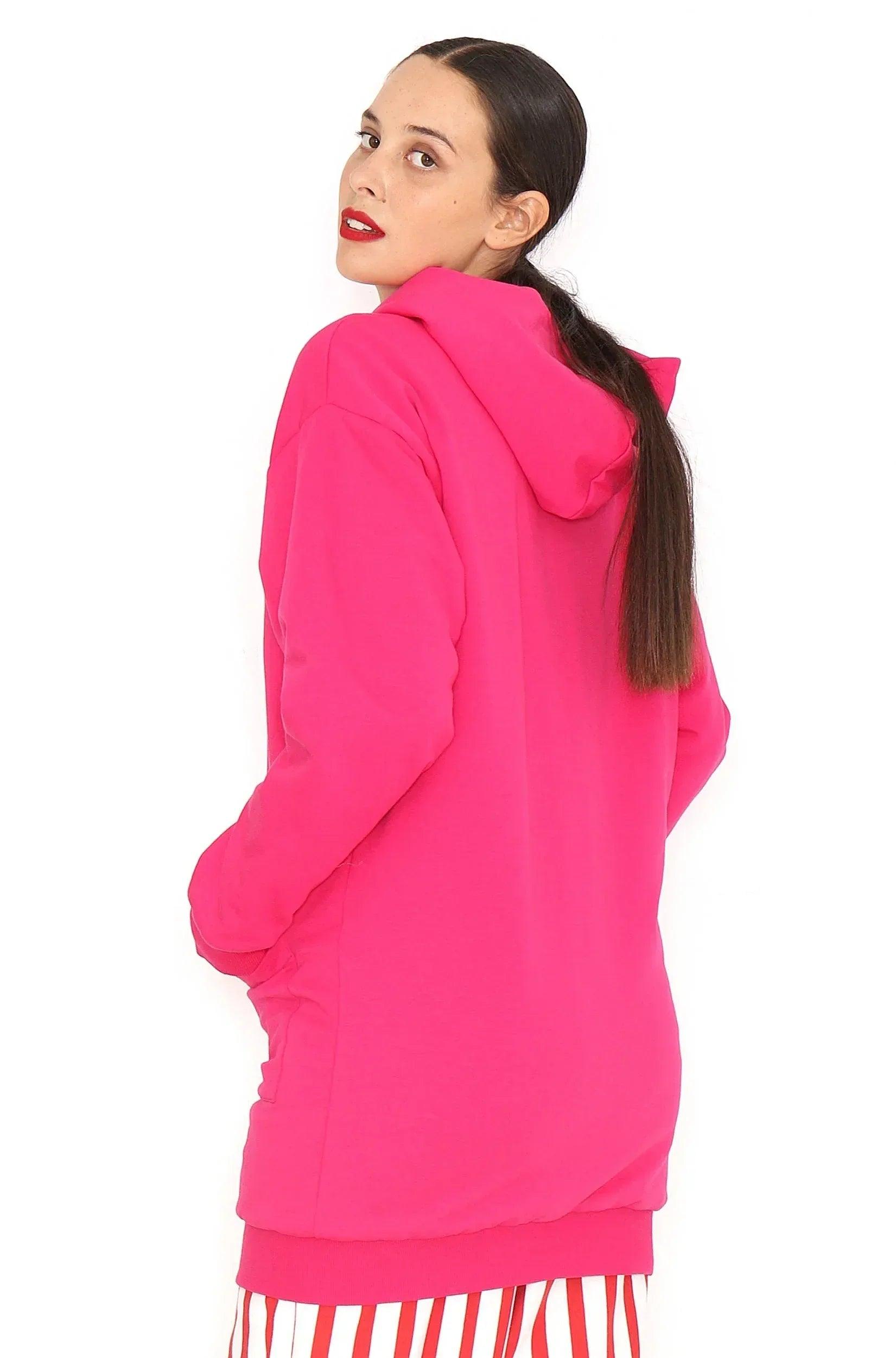 Chaqueta larga fucsia con capucha ajustable y espalda lisa, cierre al centro.