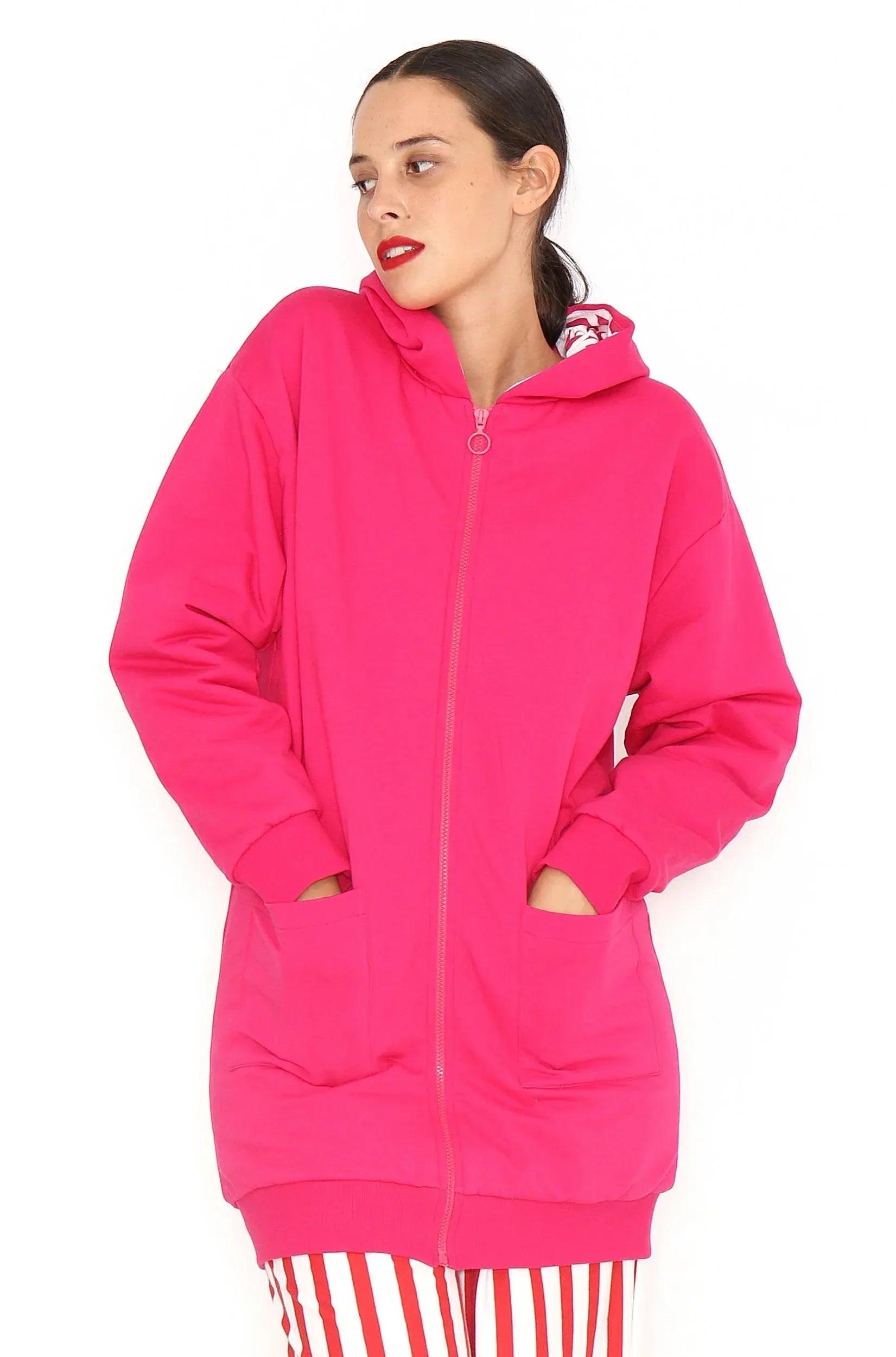 Chaqueta larga fucsia con capucha y cierre frontal, bolsillos laterales y costuras.