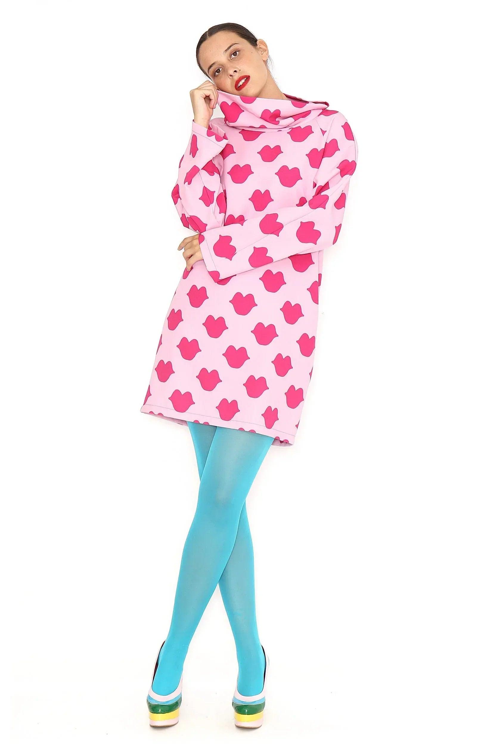 Vestido rosa con estampado de corazones, cuello alto y silueta recta