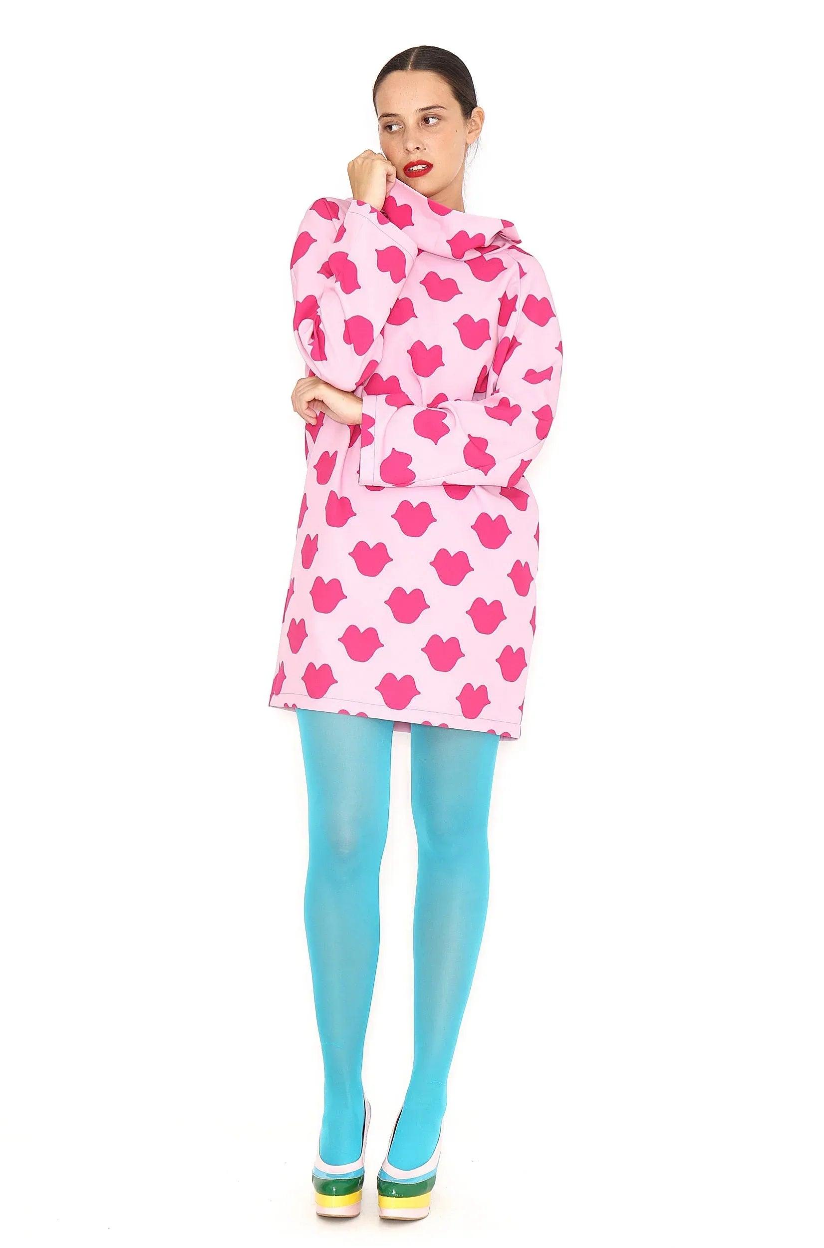 Vestido rosa con corazones, cuello alto y falda recta a media pierna