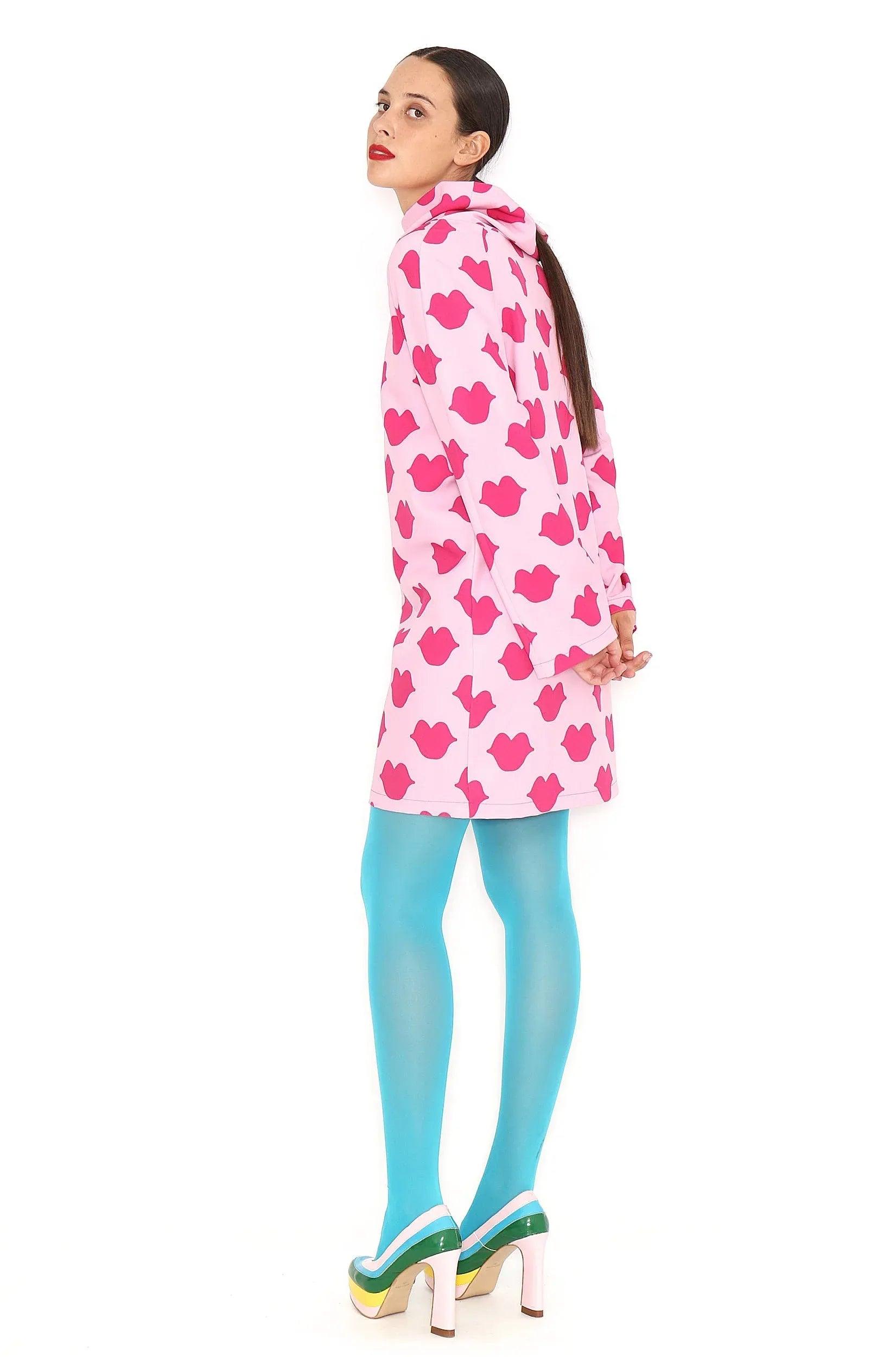 Vestido rosa con corazones, vista lateral, cuello alto y falda recta
