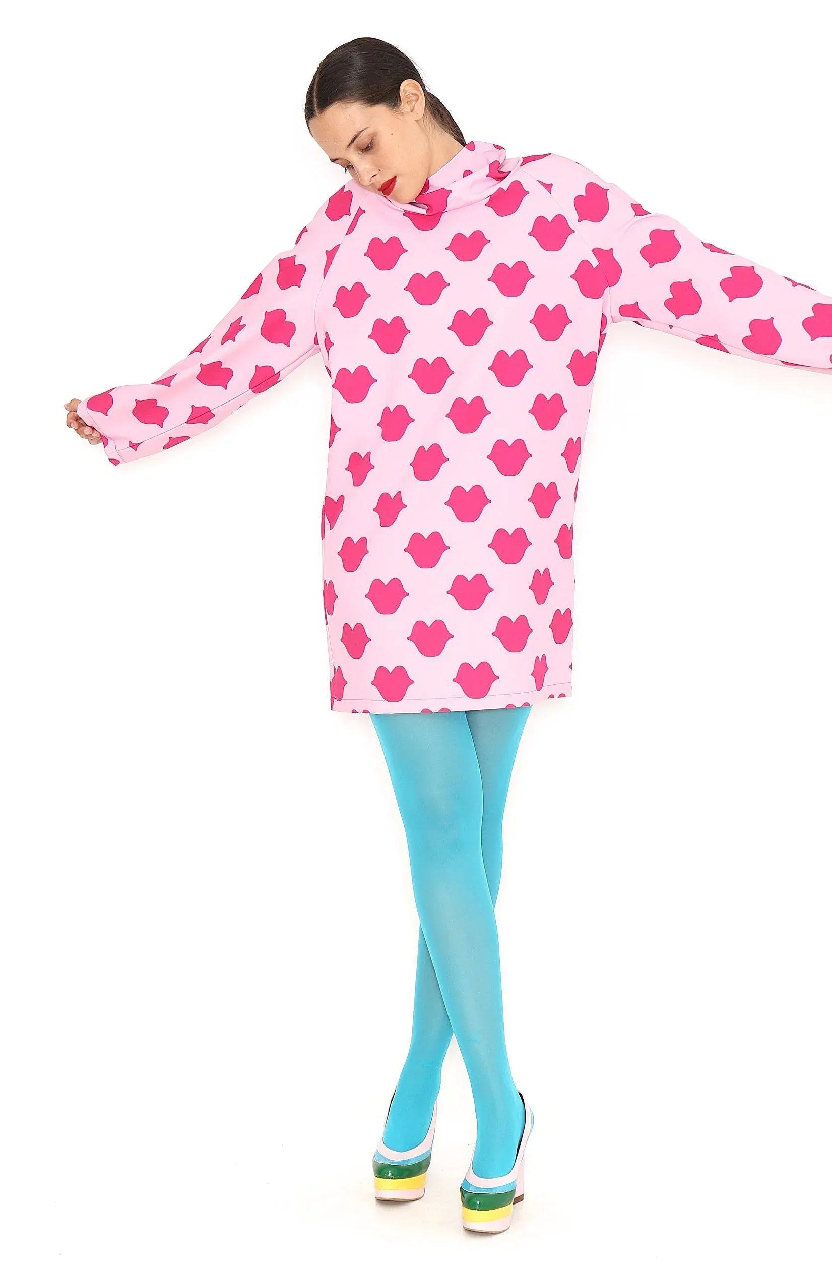 Vestido rosa con estampado de corazones, mangas largas y bajo recto