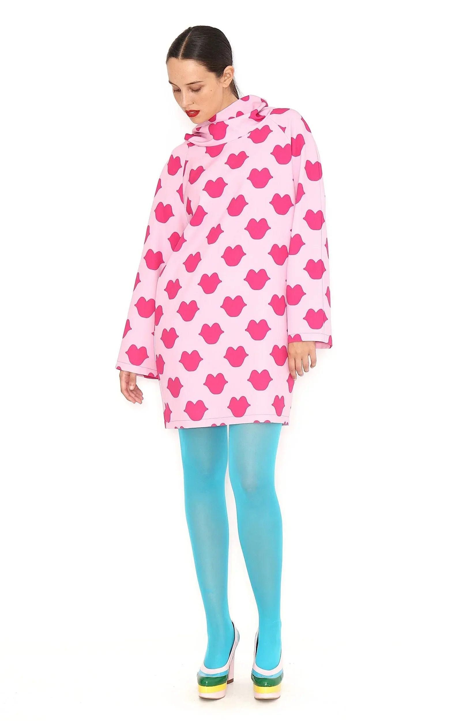 Vestido rosa con estampado de corazones, cuello alto y mangas largas