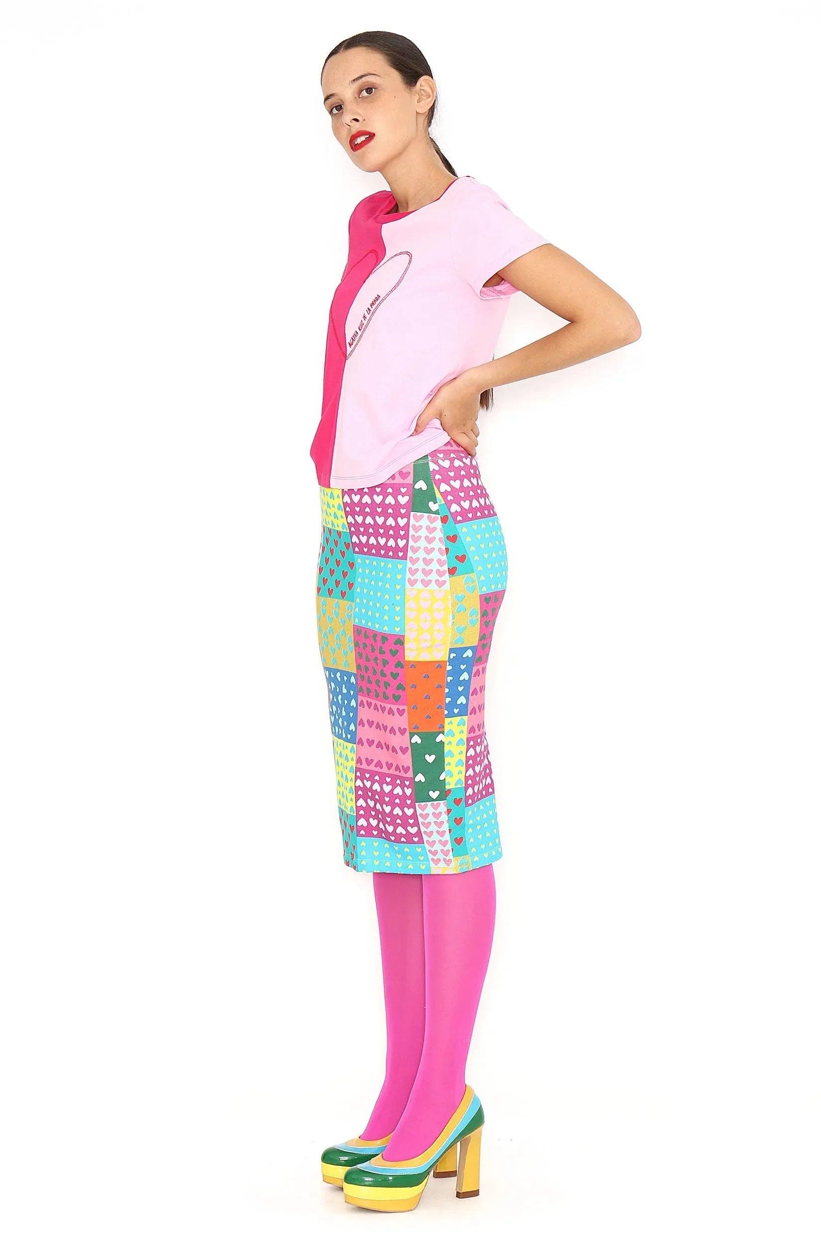 Falda lápiz de patchwork con paneles de colores y estampados, tiro a la cintura.