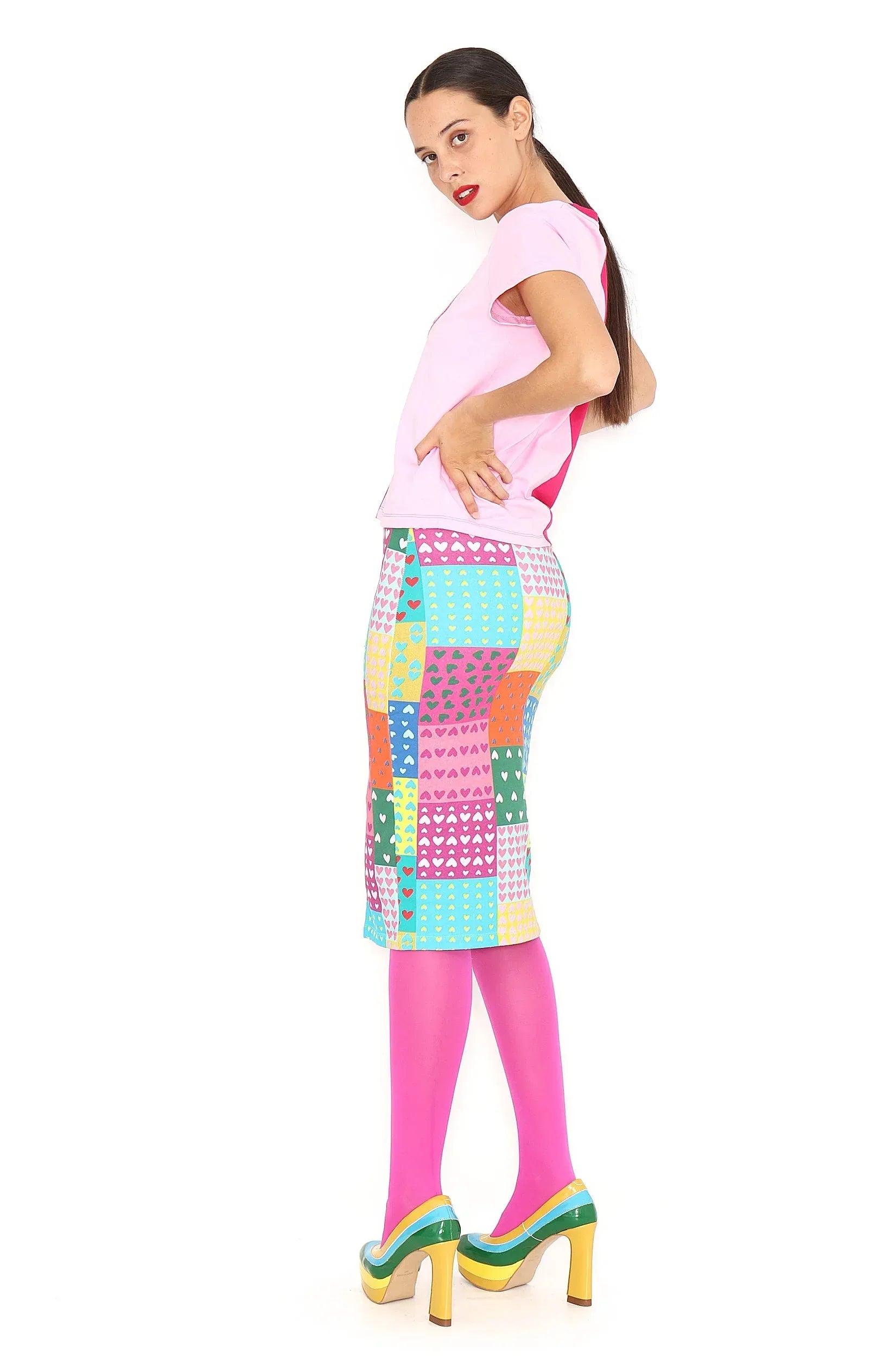 Falda lápiz de patchwork multicolor, diseño geométrico, caída recta hasta la rodilla.