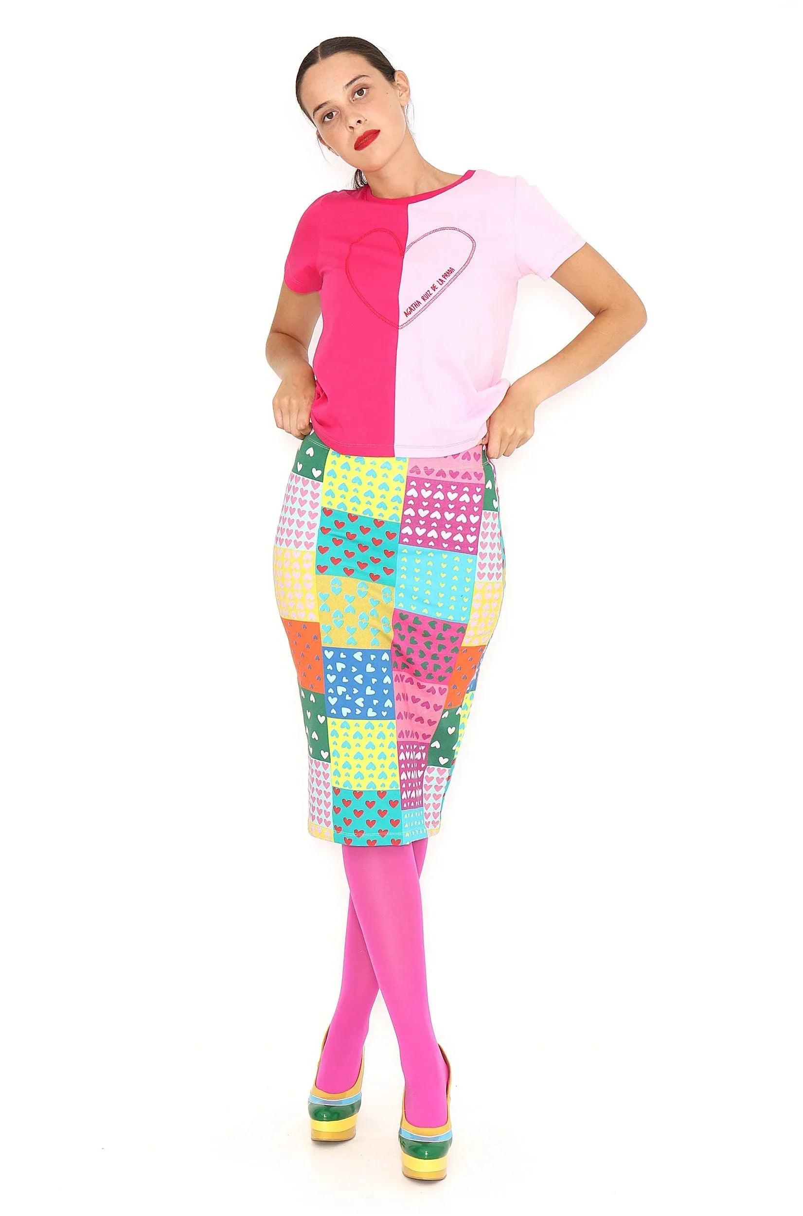 Falda lápiz de patchwork multicolor con bloques estampados, largo a media pierna.