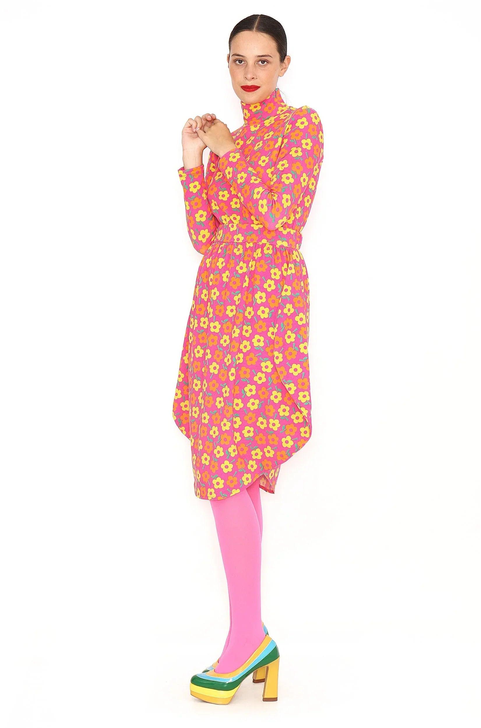Falda circular rosa con flores amarillas, prenda entera holgada y largo midi