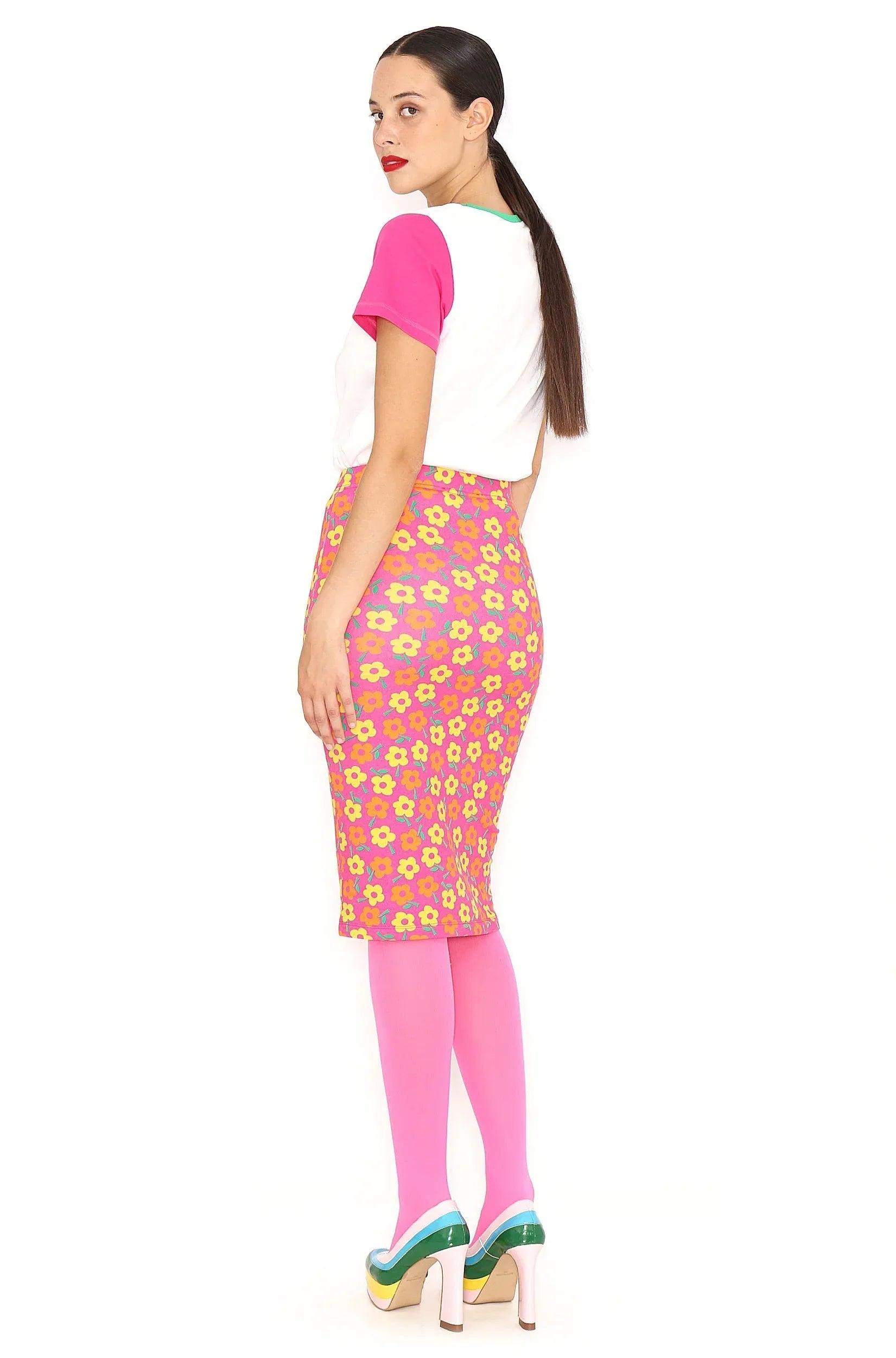 Falda lápiz floral ajustada con cintura entallada y largo hasta la rodilla.