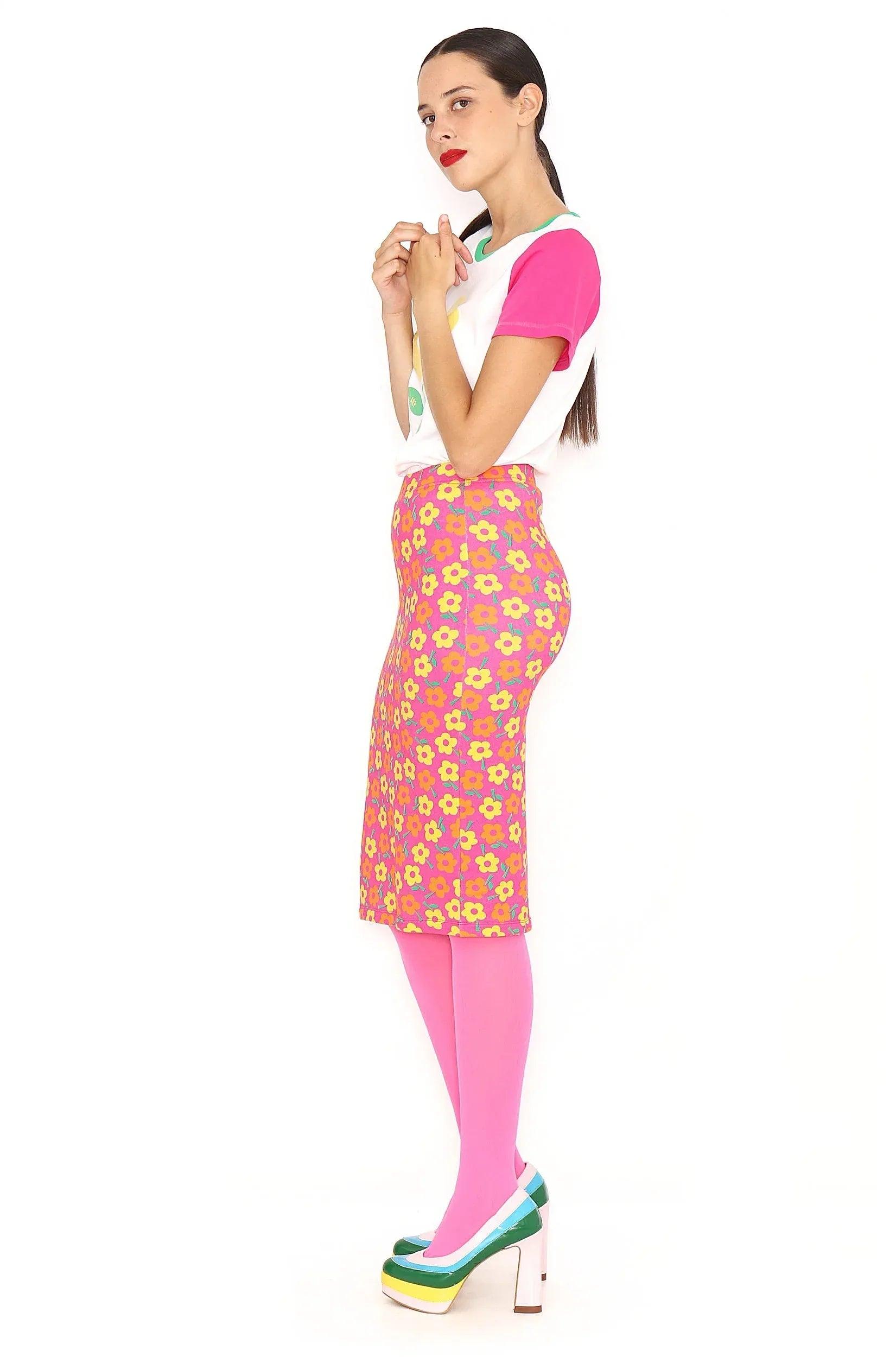 Falda lápiz con estampado de flores pequeñas, fucsia y amarilla.