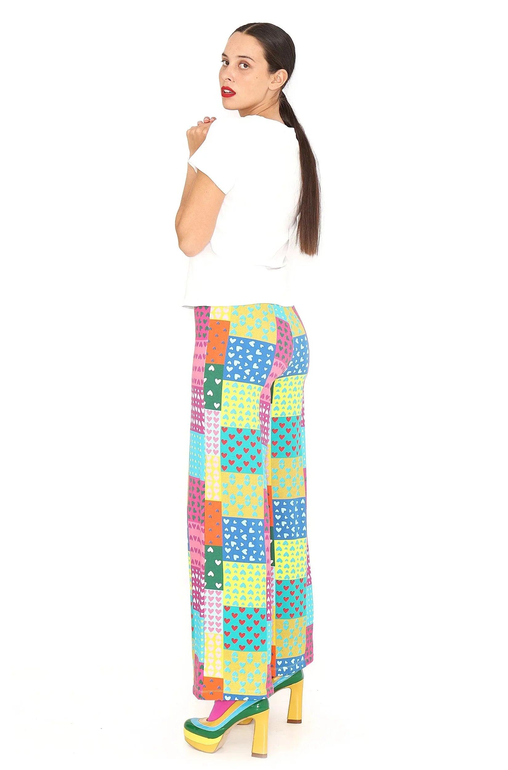 Pantalón patchwork multicolor de pierna ancha, vista lateral, con cuadros y corazones