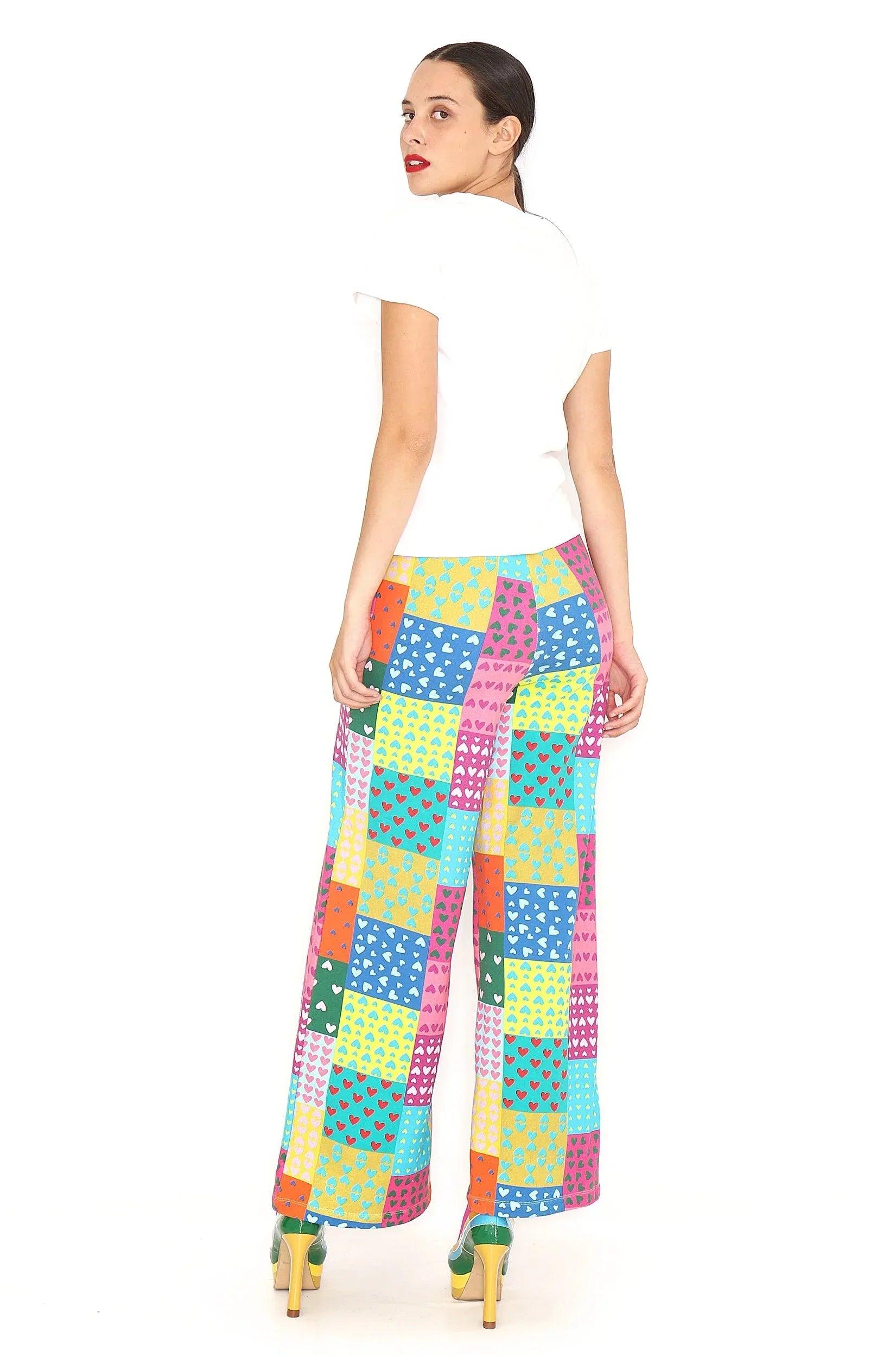 Pantalón patchwork multicolor de pierna ancha, vista trasera con cuadros y corazones