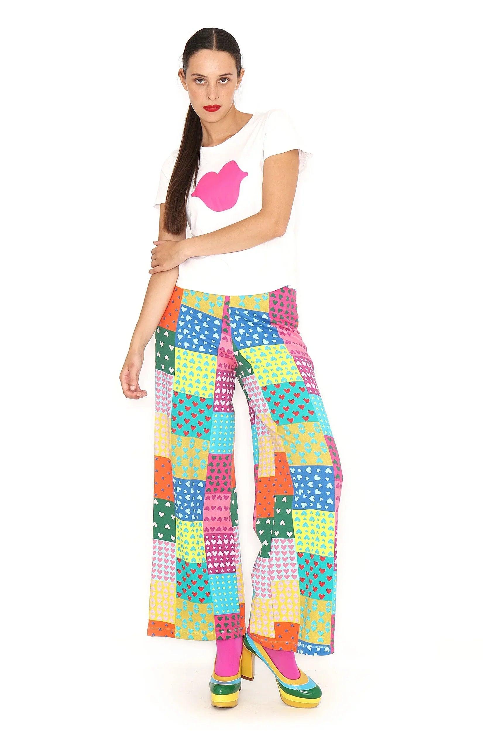 Pantalón patchwork de pierna ancha con cuadros de colores y costuras visibles