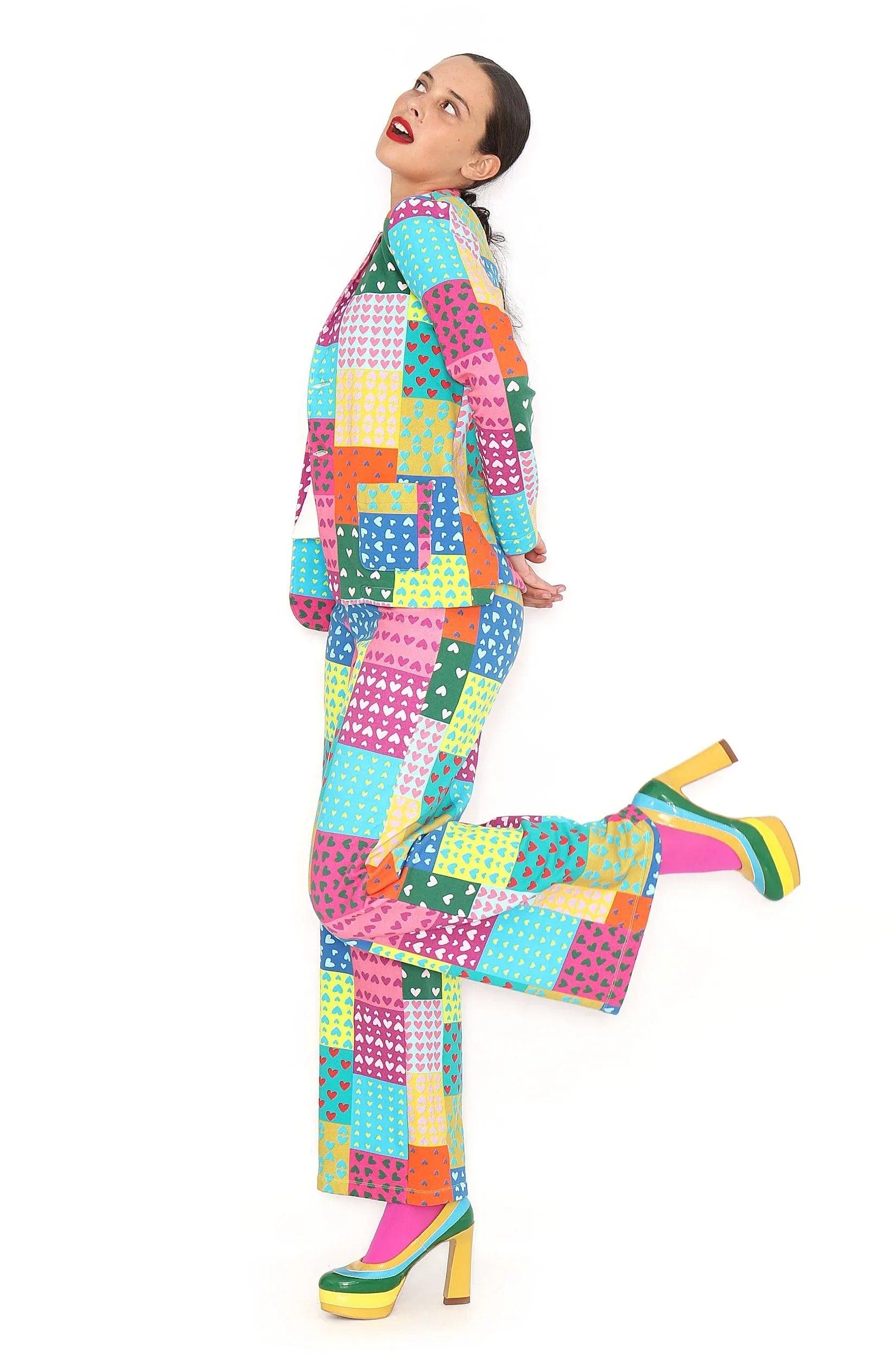 Pantalón patchwork multicolor de pierna ancha, vista inclinada, cuadros con corazones