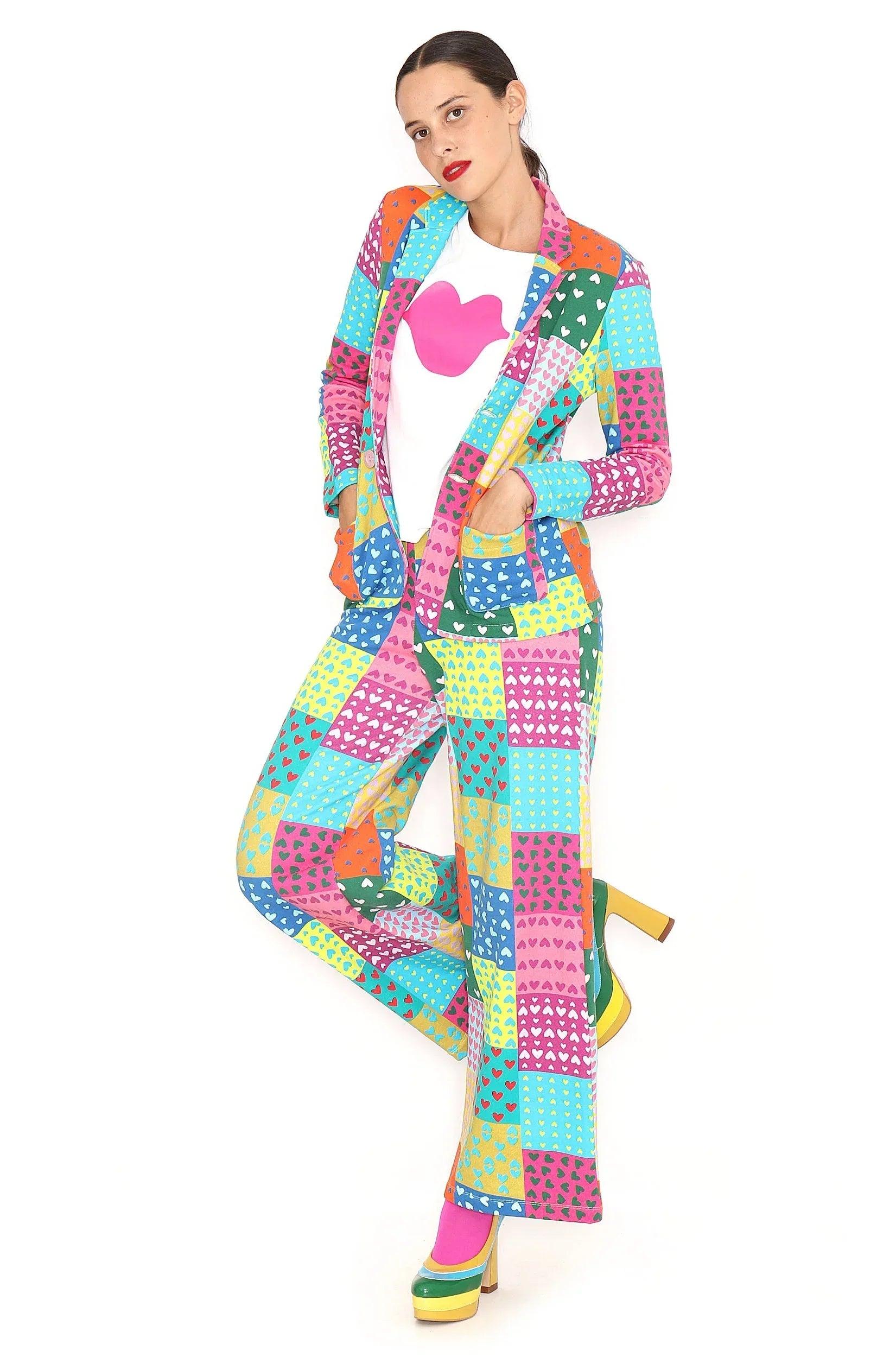 Pantalón patchwork de pierna ancha con parches multicolor y corazones