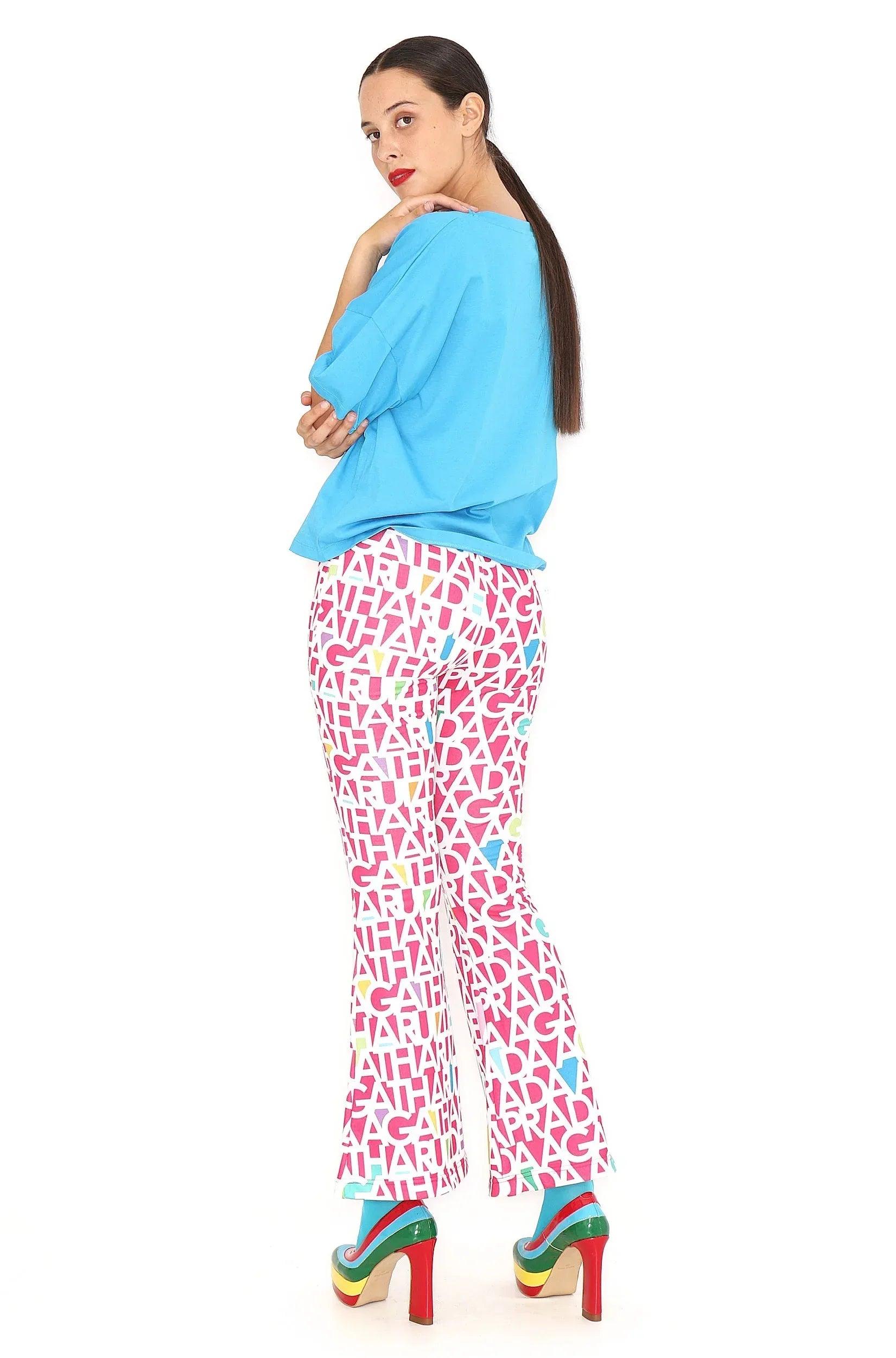 Pantalón fucsia con letras blancas, cintura elástica visible.