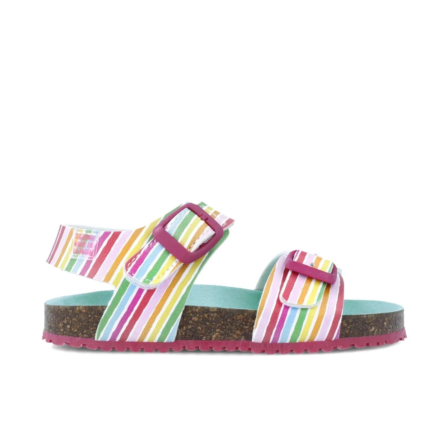 Sandalias bio rayadas con hebilla morada y suela fucsia sobre base verde menta
