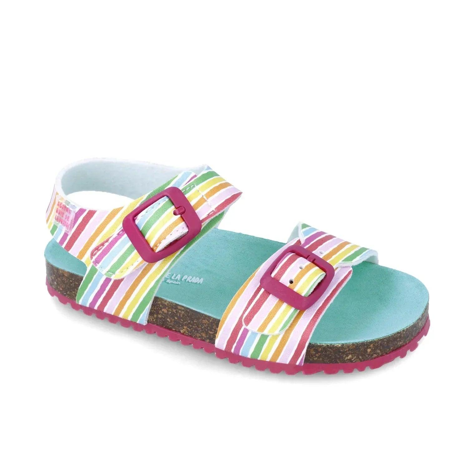 Sandalias bio de rayas multicolor con tira ancha y hebilla morada; suela fucsia