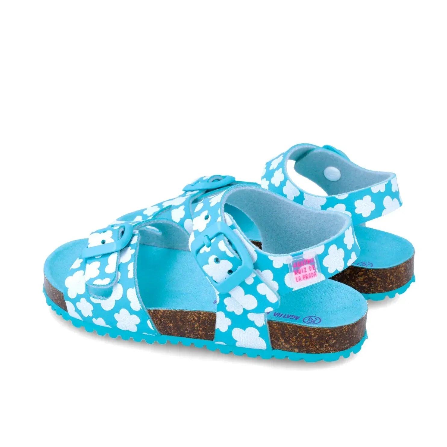 Sandalias bio azules con estampado de flores blancas, tiras cruzadas y hebilla