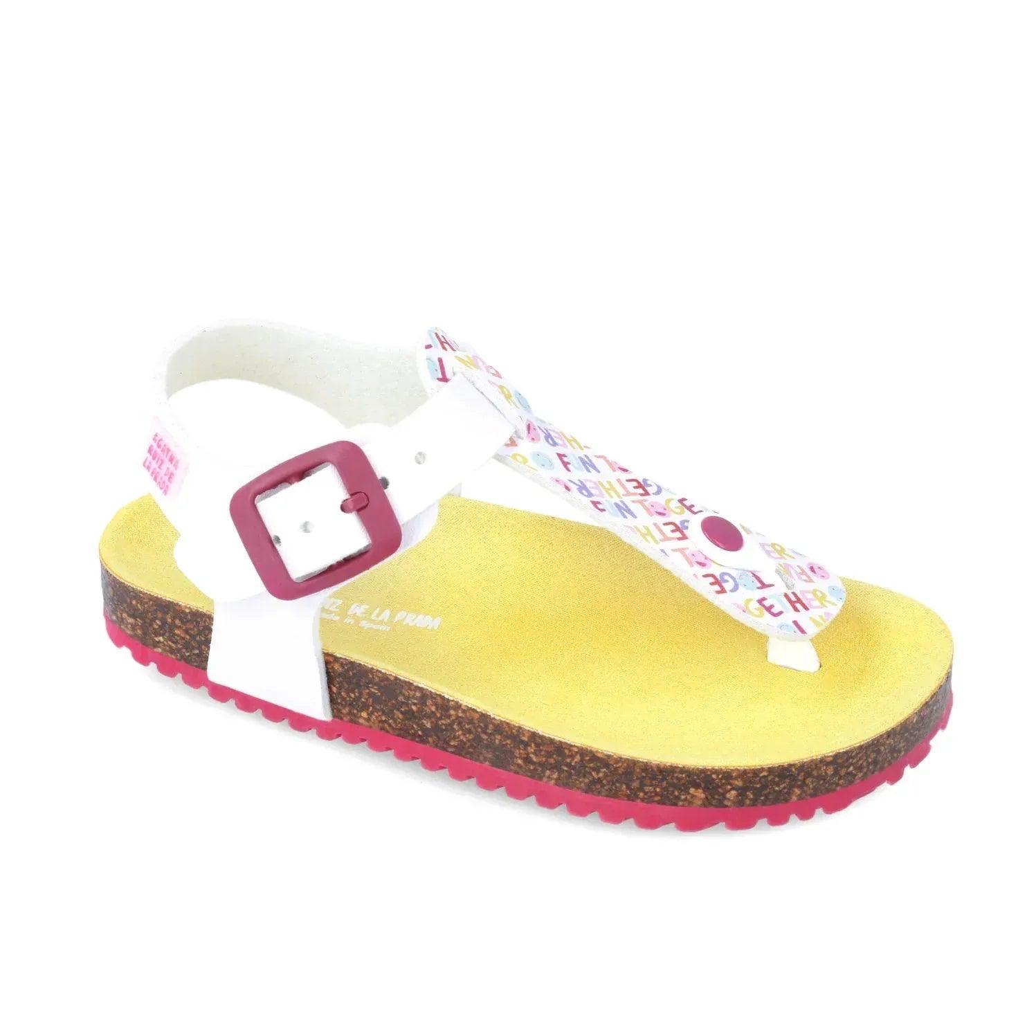 Sandalia bio blanca con tiras impresas y hebilla fucsia sobre plantilla amarilla