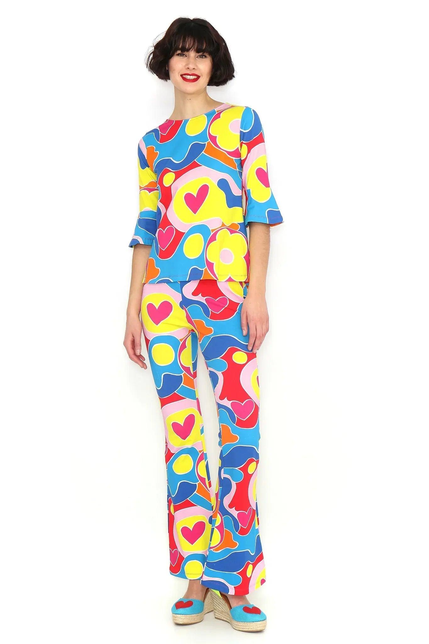Camiseta estampada de manga francesa azul con corazones y formas geométricas multicolor