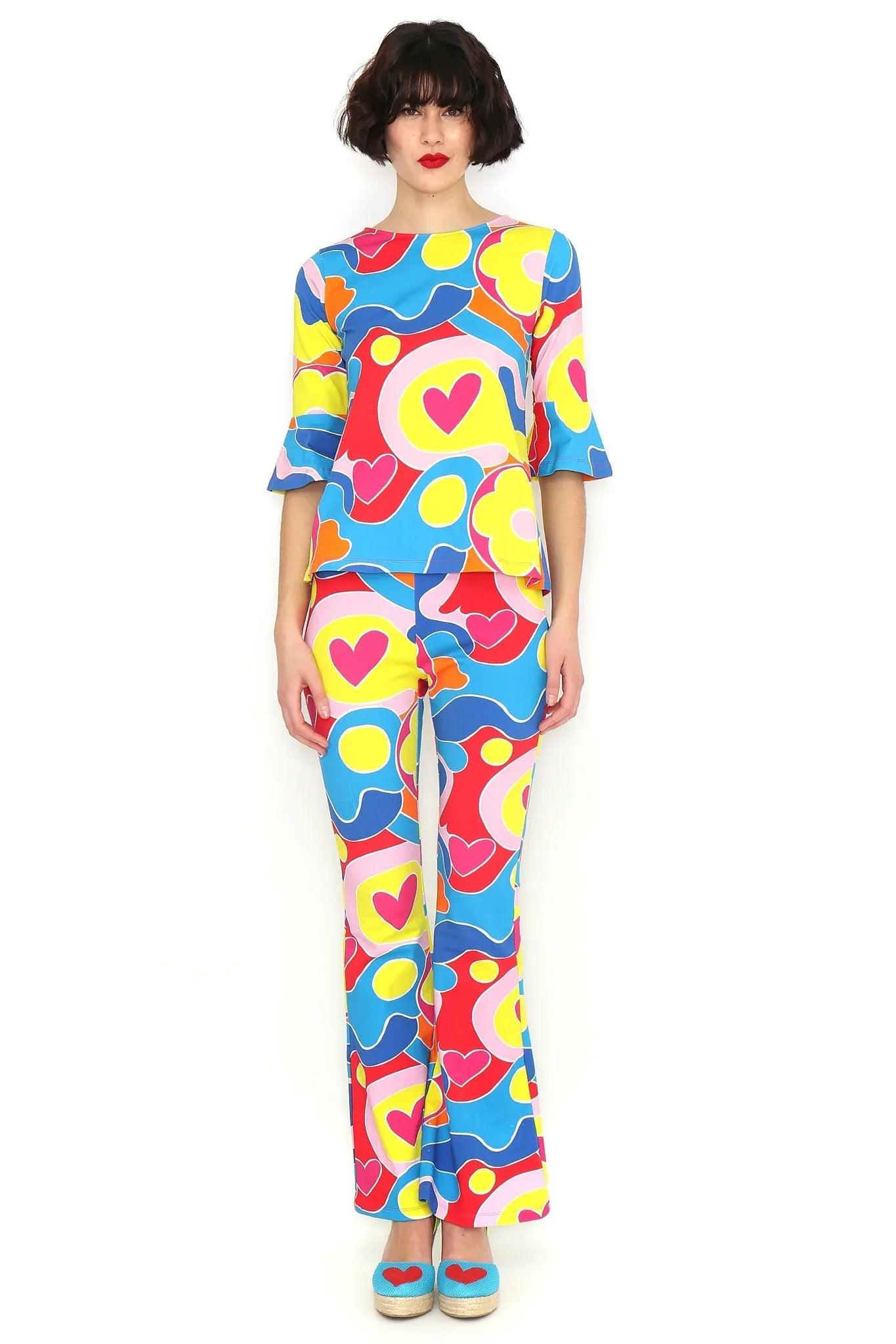 Camiseta estampada azul de manga francesa con corazones y formas amarillas