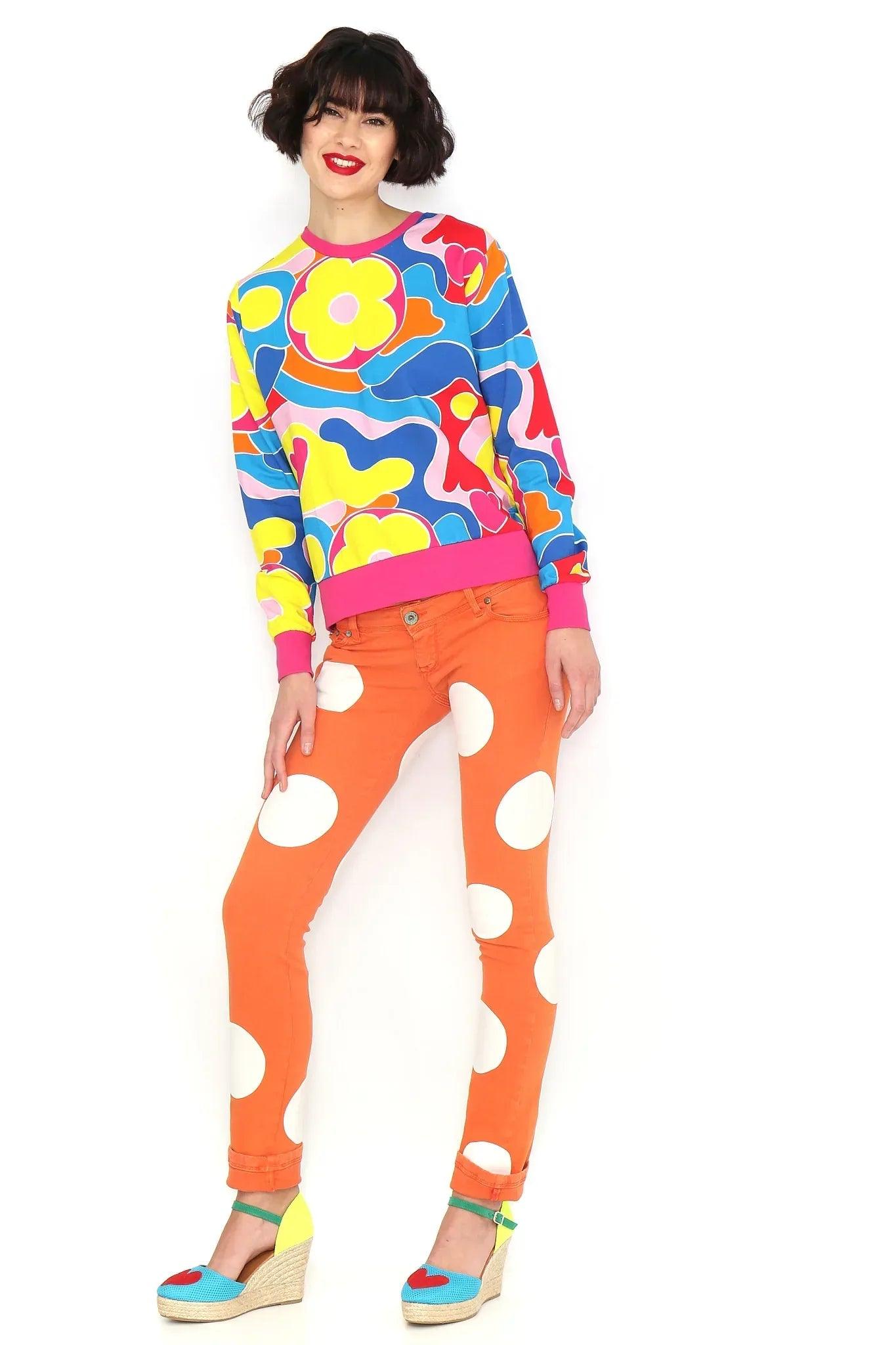Sudadera multicolor con estampado de formas y corazón, bajo y puños fucsia