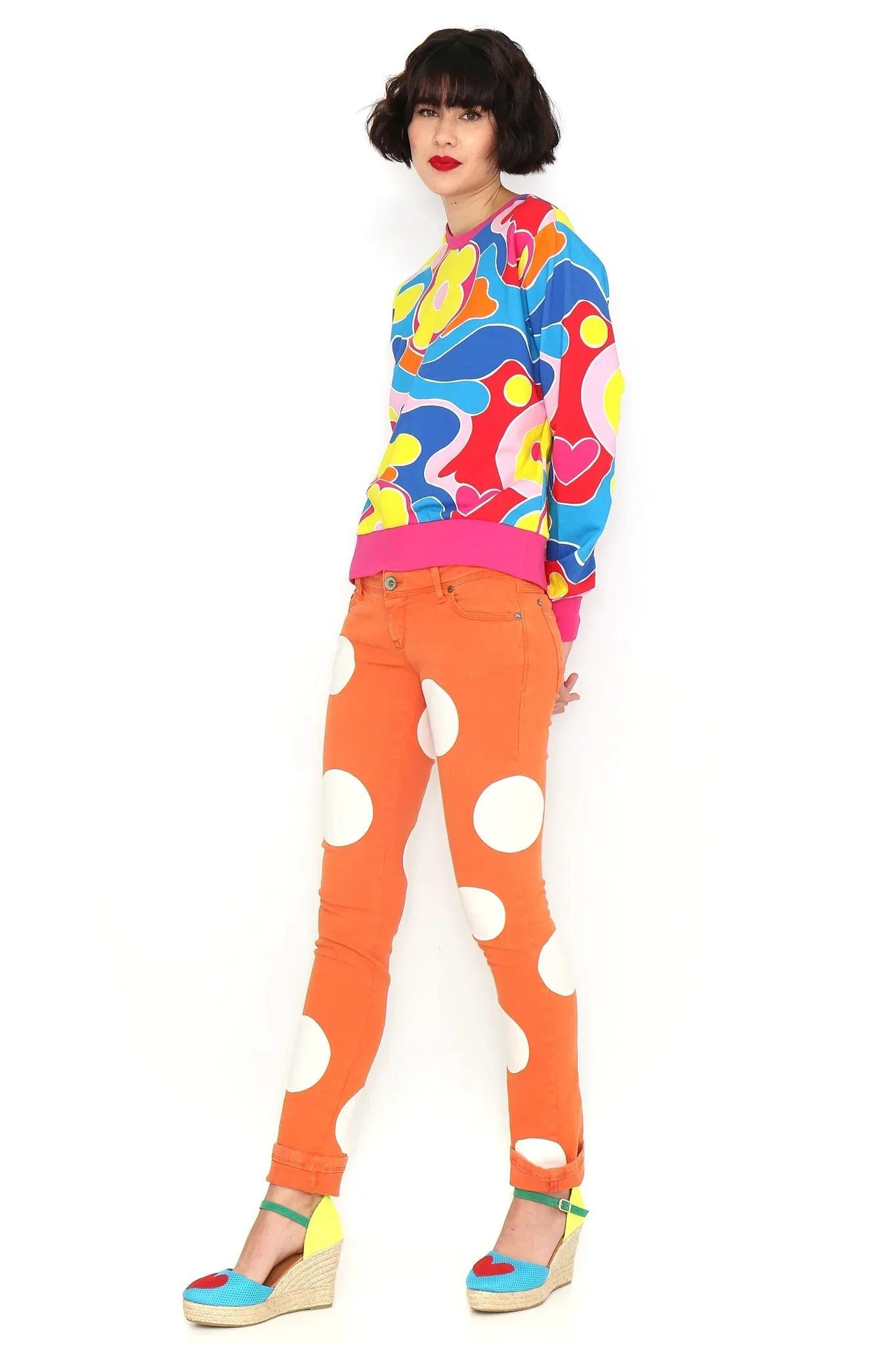 Sudadera multicolor con estampado abstracto y detalle fucsia en mangas