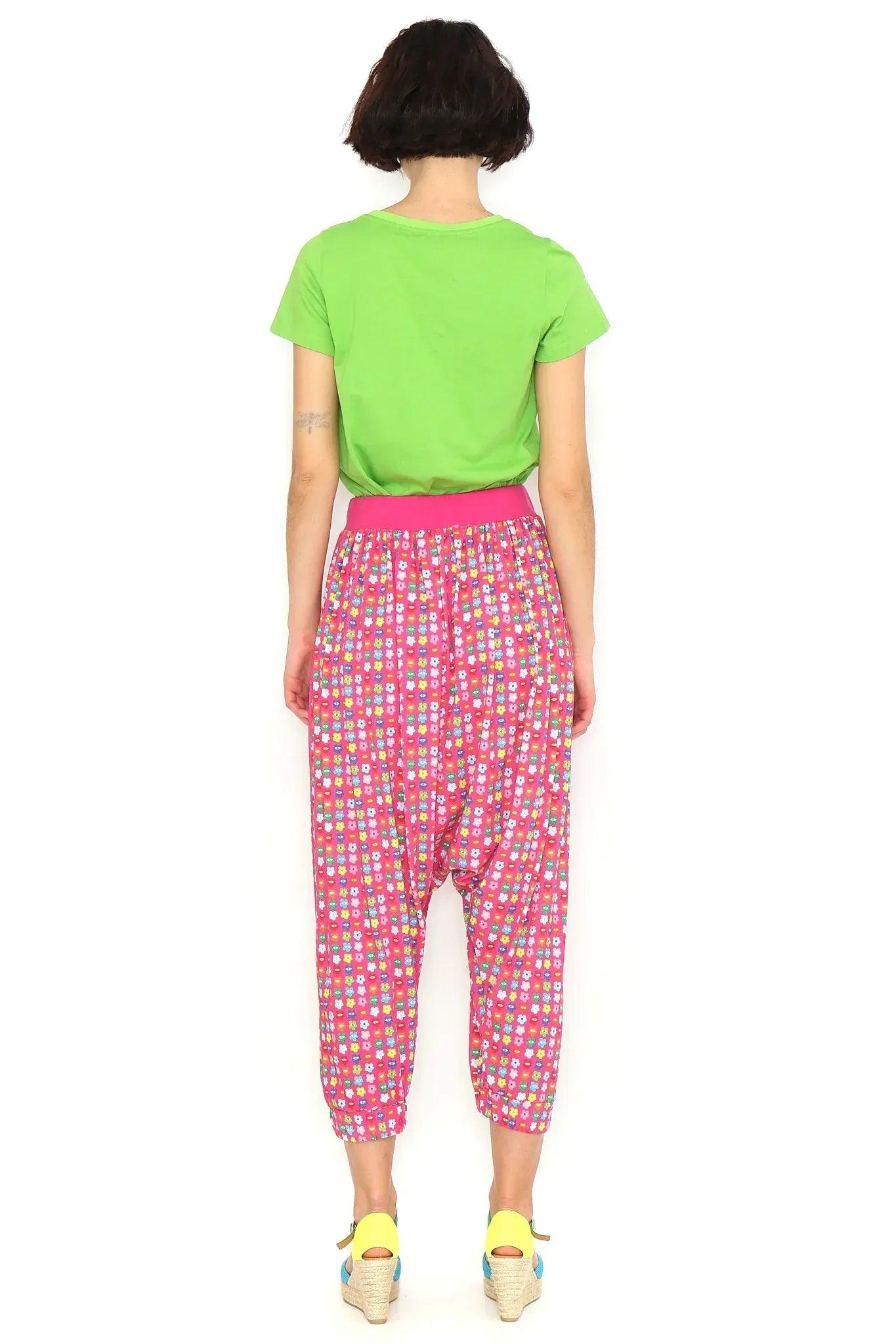 Pantalón estampado tiro bajo, espalda recta, cintura fruncida y largo 3/4